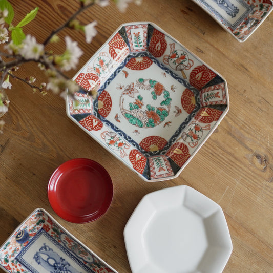 心が弾む、色絵の隅切四角皿 - Kotto Shop