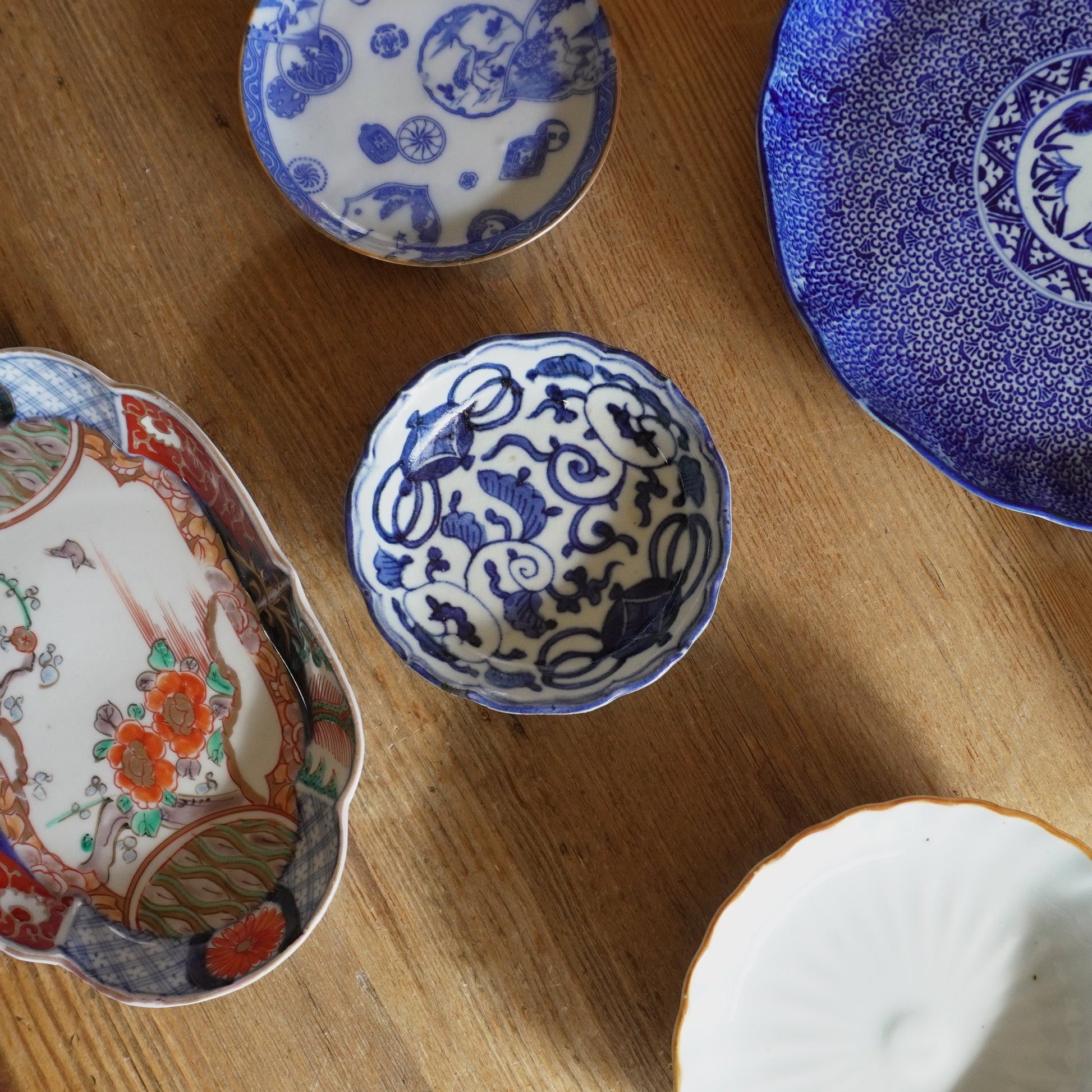 染付の唐草文様小皿 - Kotto Shop