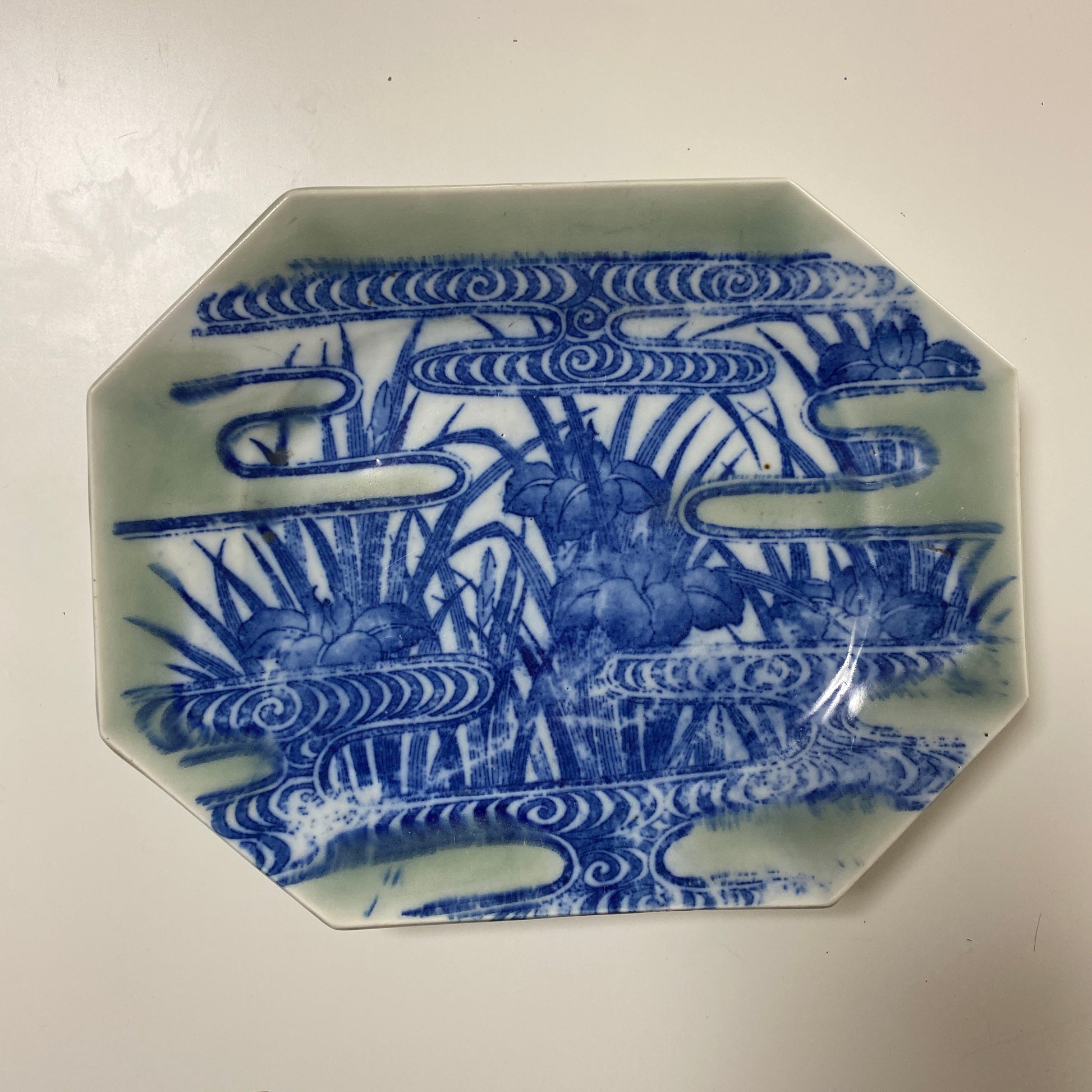 水辺を映すグリーンと染付の変形皿 - Kotto Shop