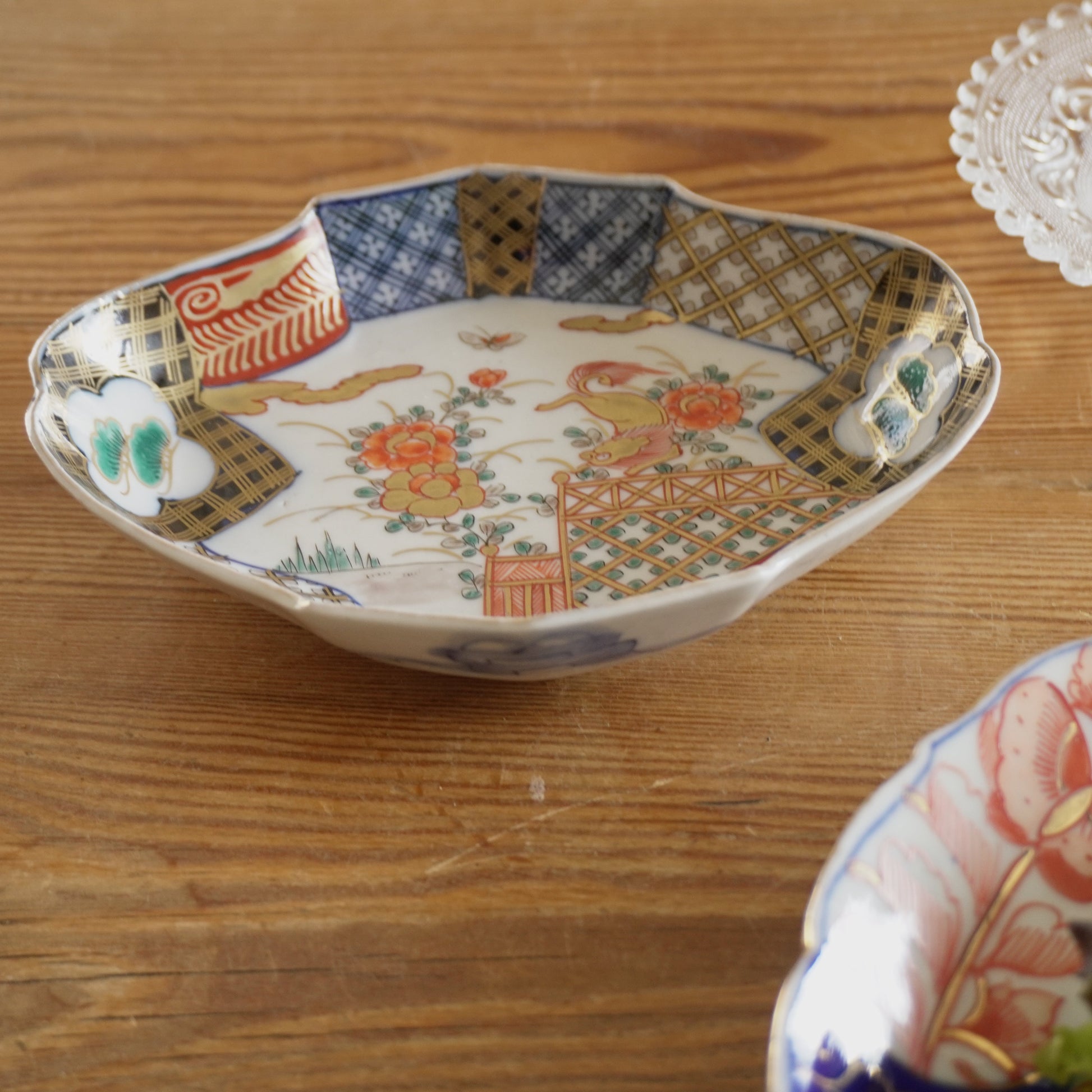 吉祥を重ねた色絵変形向付 - Kotto Shop