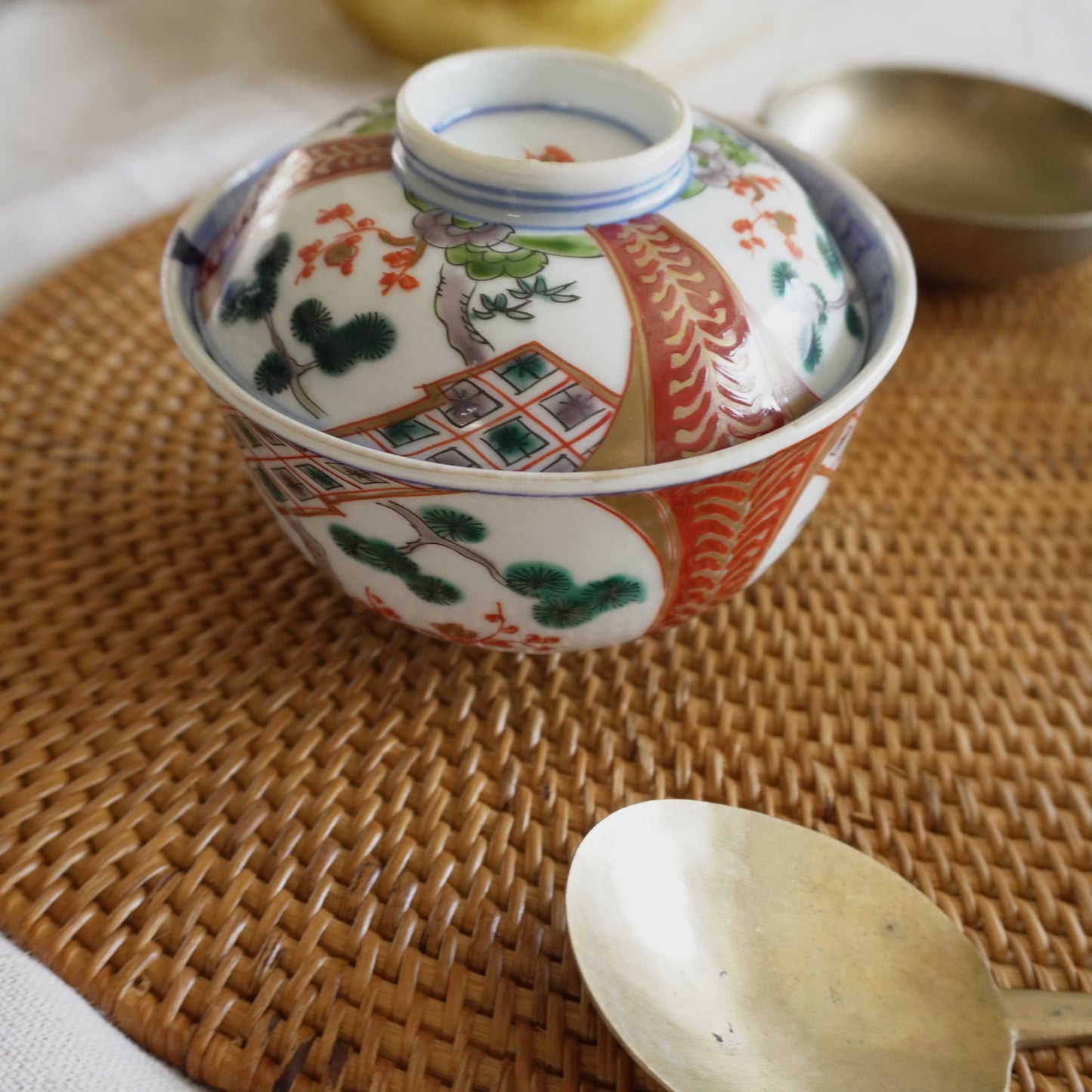 竹梅が彩る華やか色絵蓋付碗 - Kotto Shop