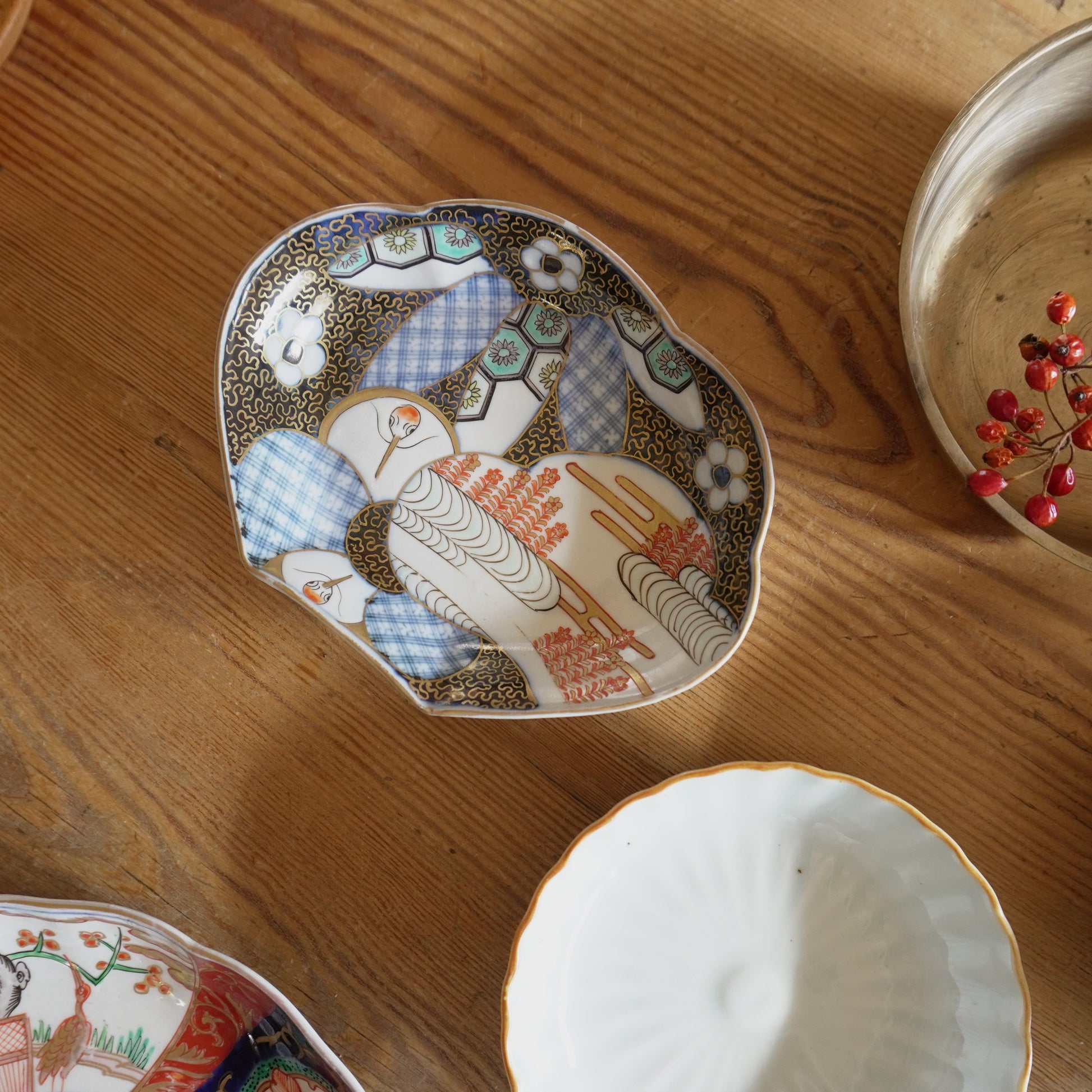 鶴の舞うモダンな変形皿 - Kotto Shop