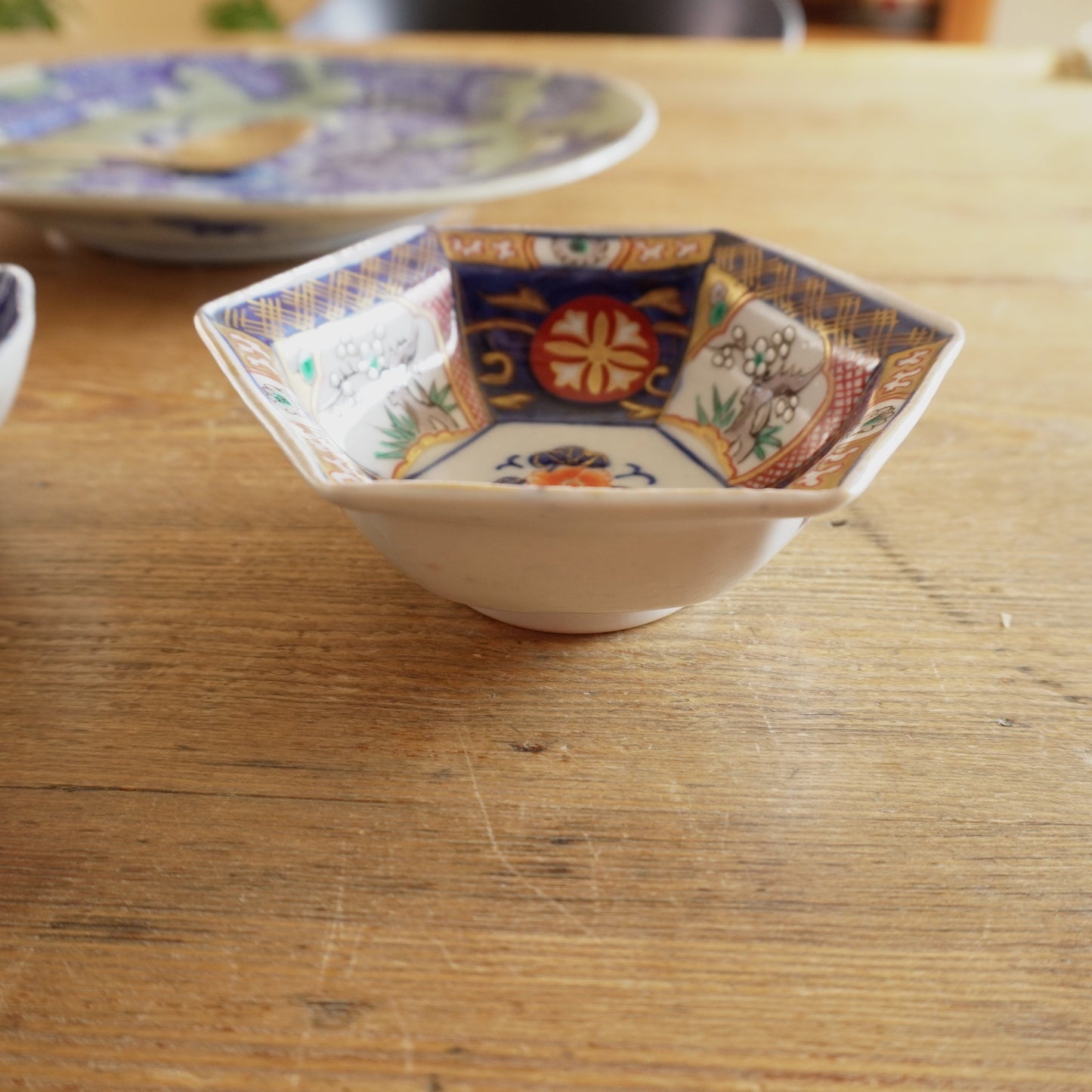 可愛い赤絵染付六角小鉢 - Kotto Shop