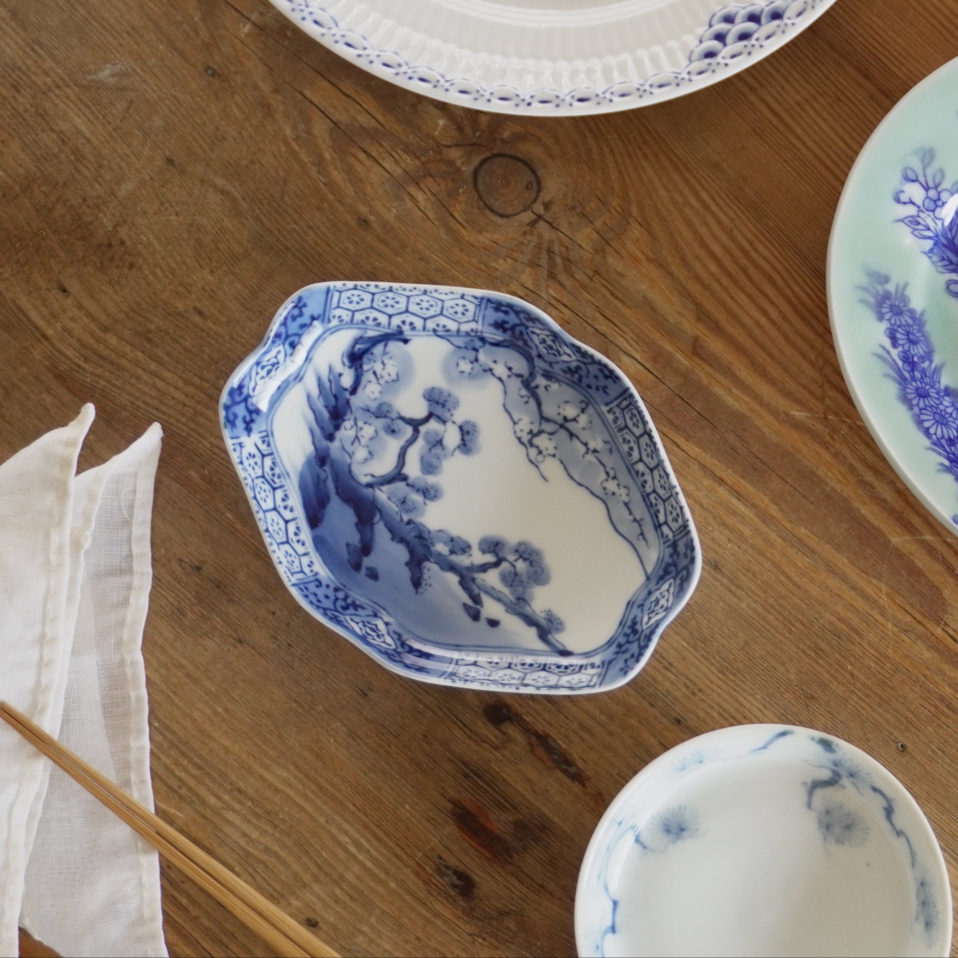 華やかに彩る染付変形皿 - Kotto Shop