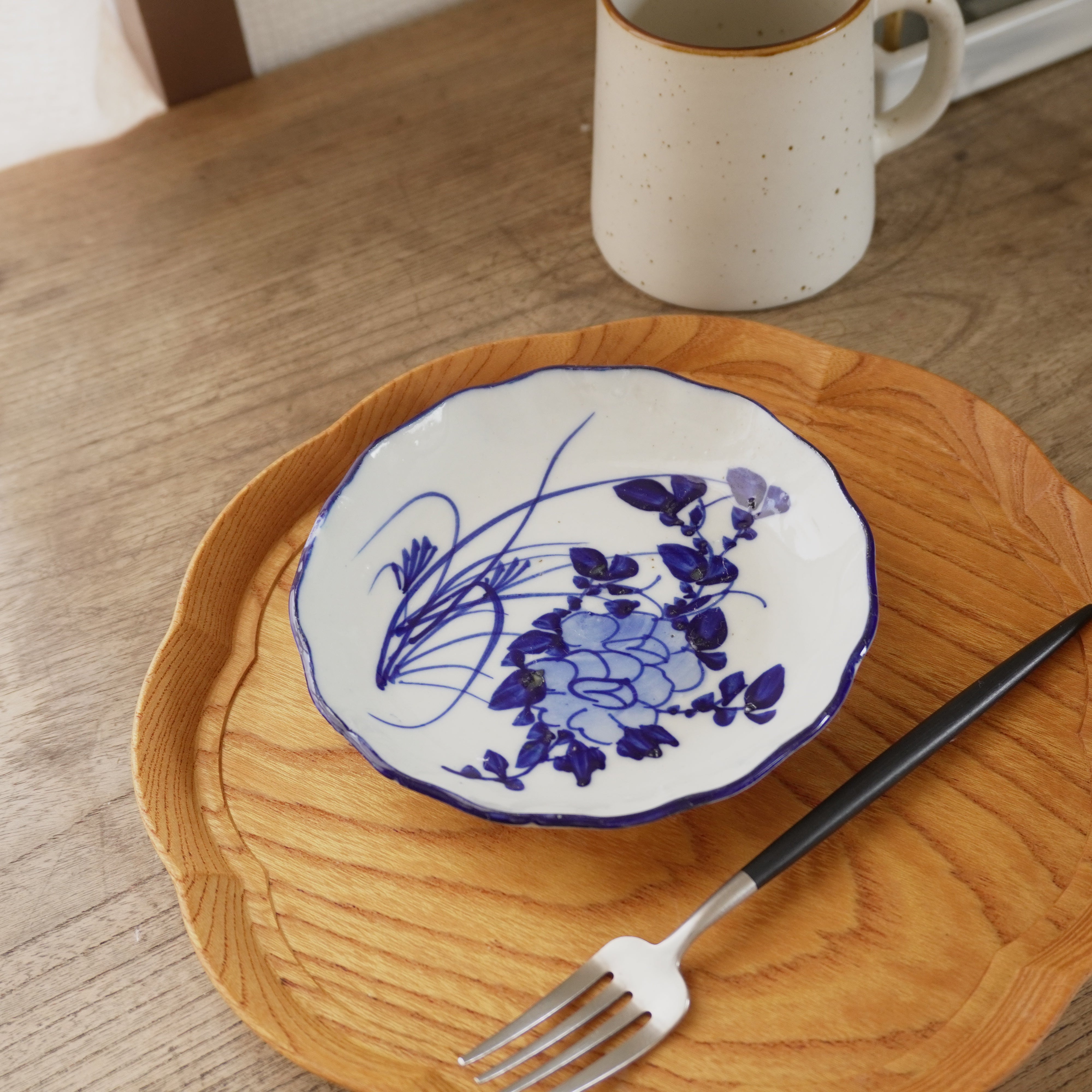 洋風にもなる、染付バラ文様中皿 – Kotto Shop