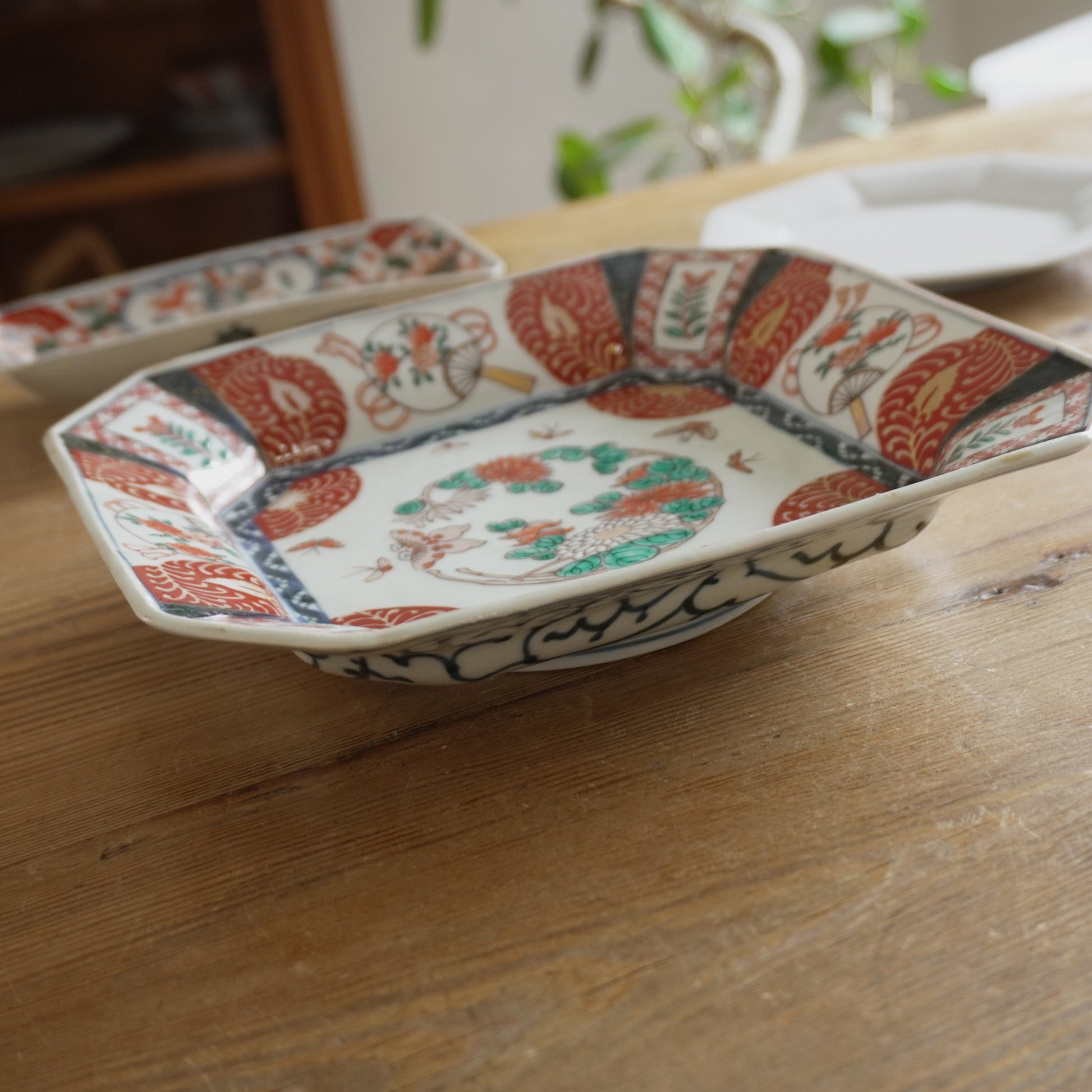 心が弾む、色絵の隅切四角皿 - Kotto Shop