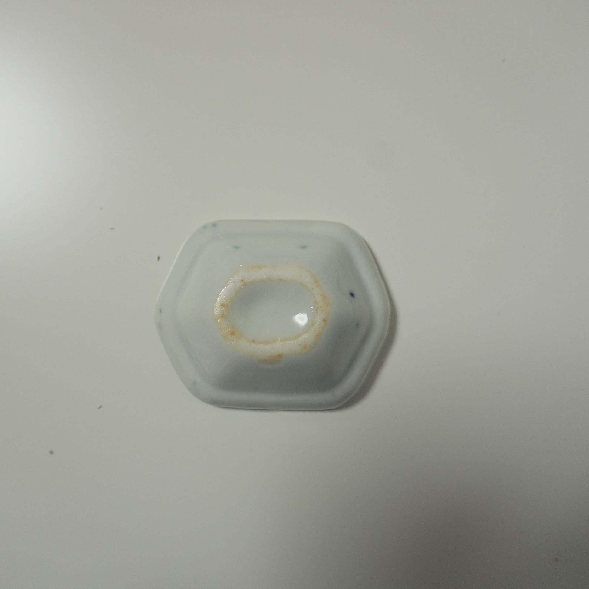 藍のにじみが美しい 六角豆皿 - Kotto Shop