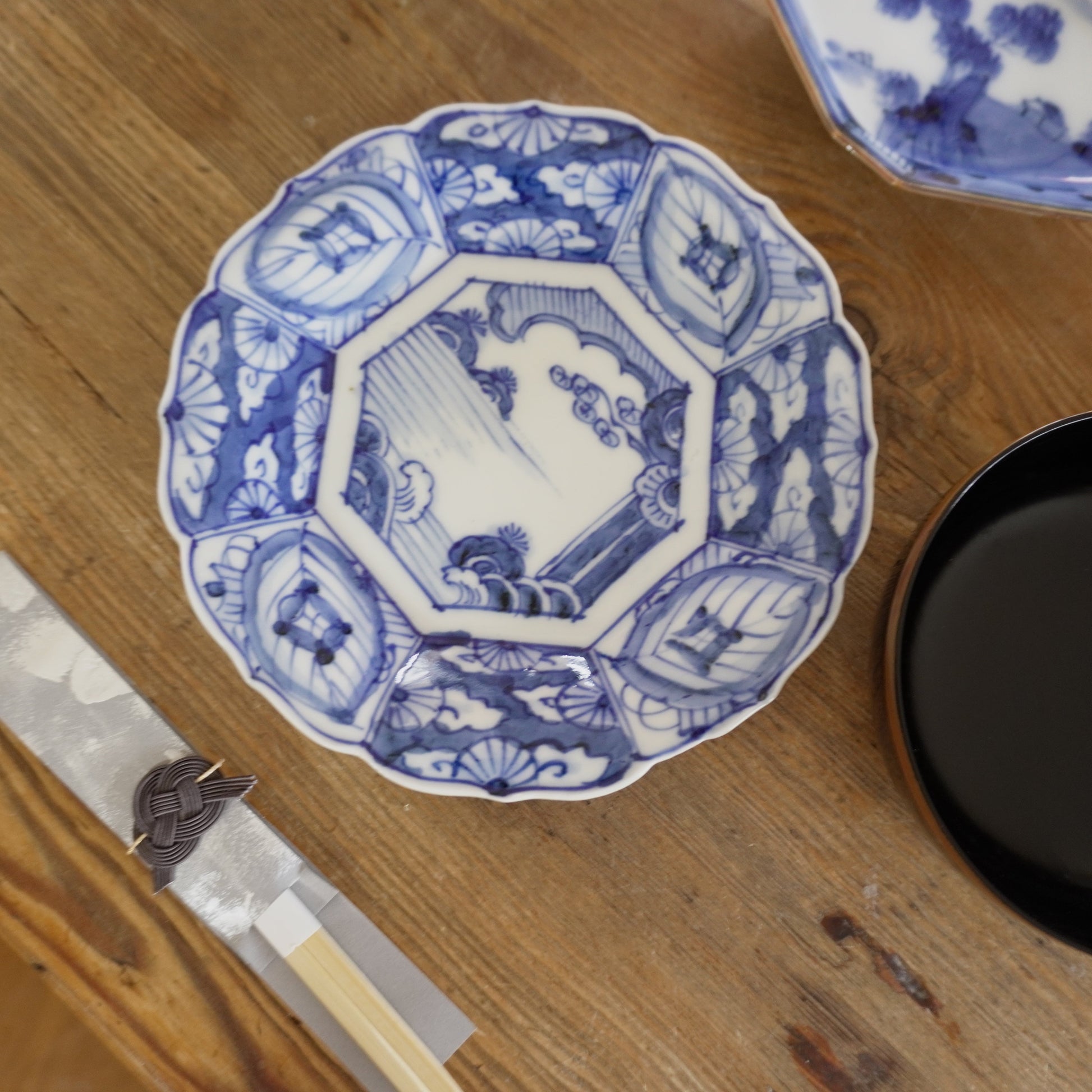 華やかに彩る染付変形中皿 - Kotto Shop