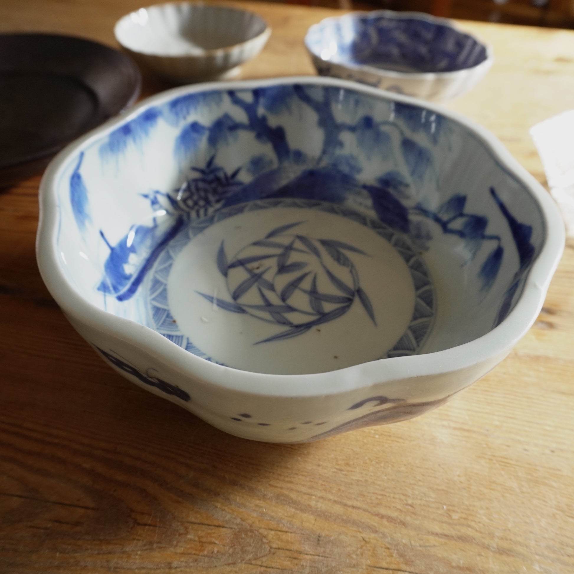 やわらかな美しい風景図がひろがる染付大鉢 - Kotto Shop