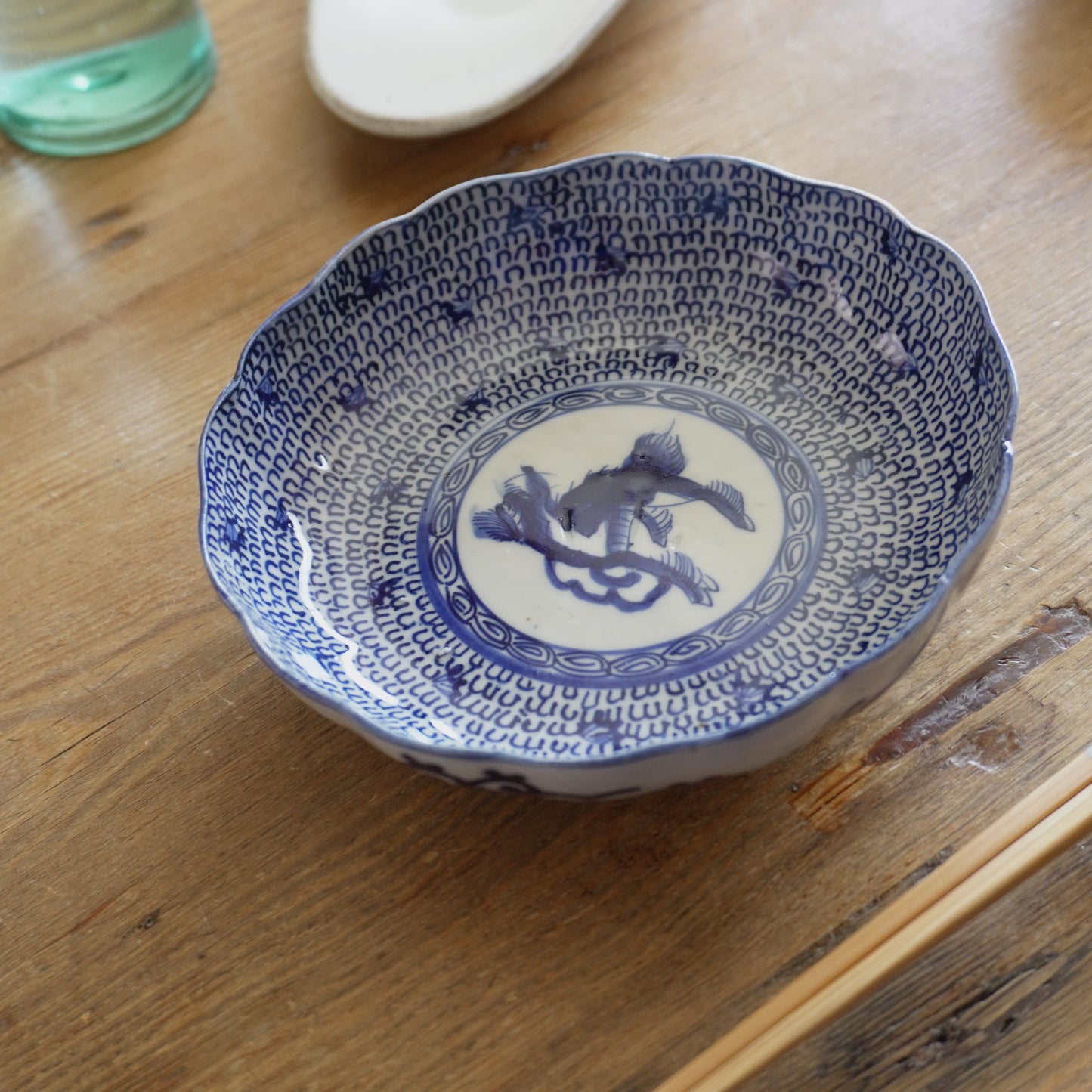 麒麟が描かれた微塵唐草の輪花深皿 - Kotto Shop