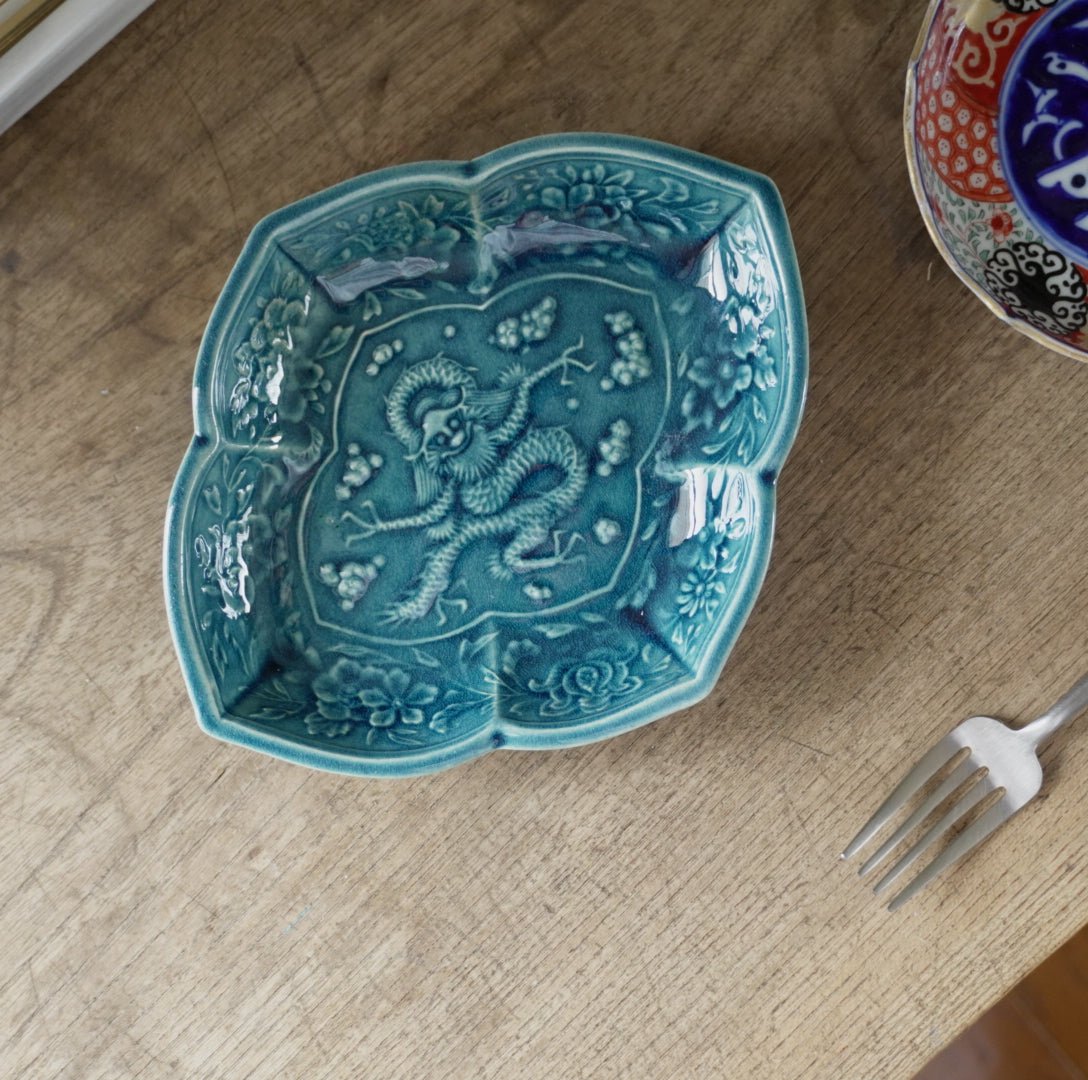 瑠璃色の龍図陽刻変形皿 - Kotto Shop