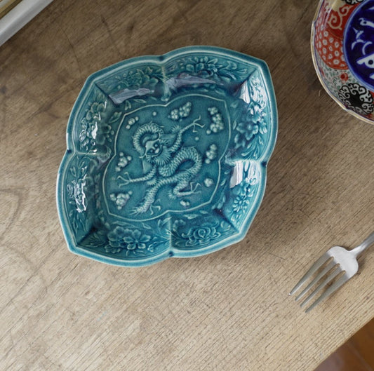 瑠璃色の龍図陽刻変形皿 - Kotto Shop