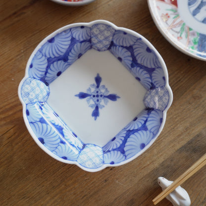 映える菊花文様の染付変形皿 - Kotto Shop