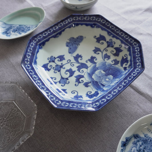 舞う蝶と牡丹が食卓を華やがせる、染付の八角皿 - Kotto Shop