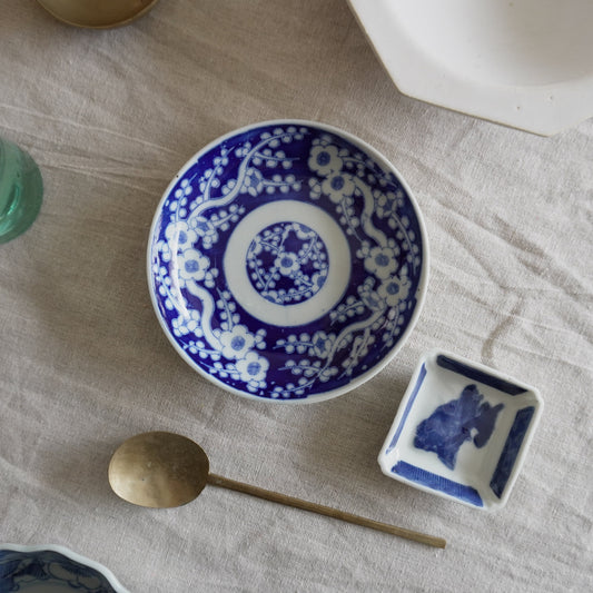 藍に咲く白梅の中皿 - Kotto Shop