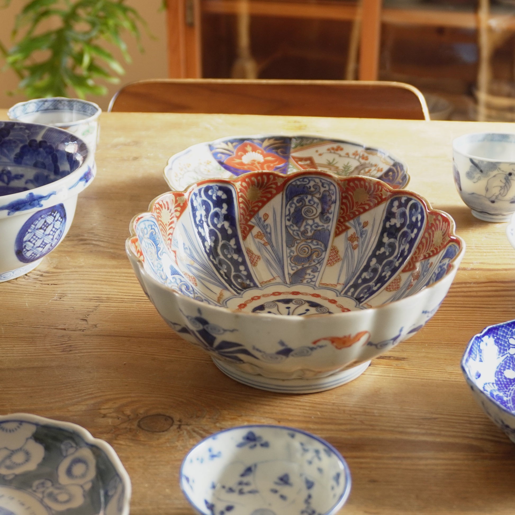 華やぎを纏う 色絵の輪花鉢 - Kotto Shop