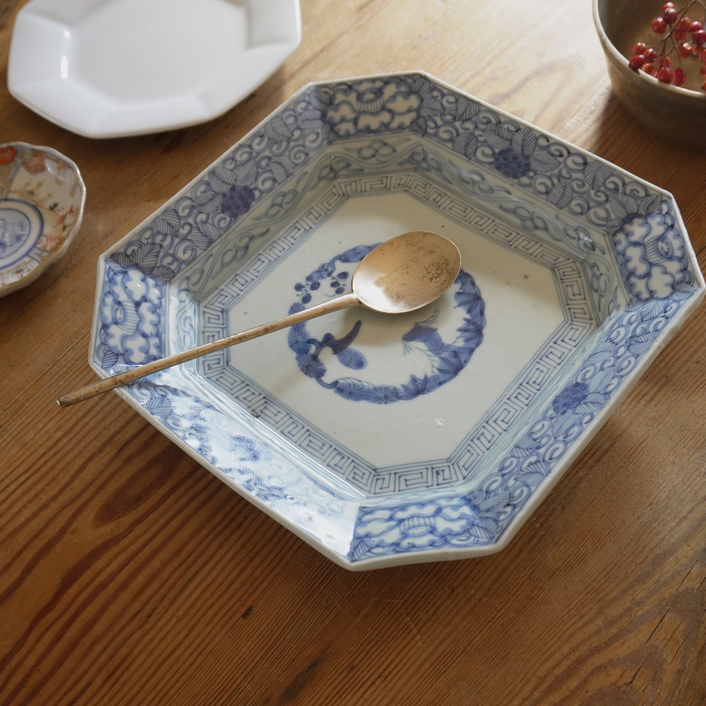 線描きの端正な隅切り大皿 - Kotto Shop