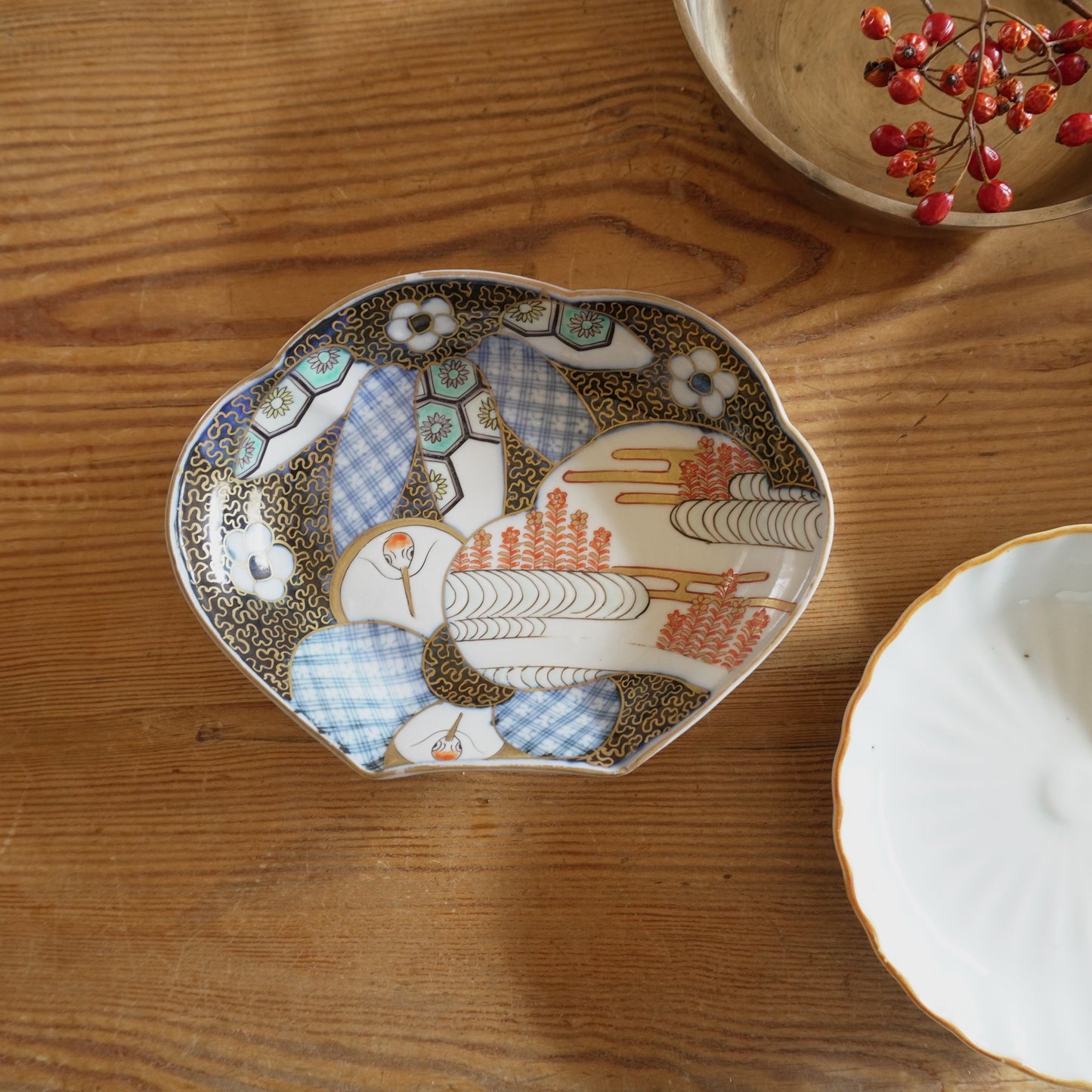 鶴の舞うモダンな変形皿 - Kotto Shop