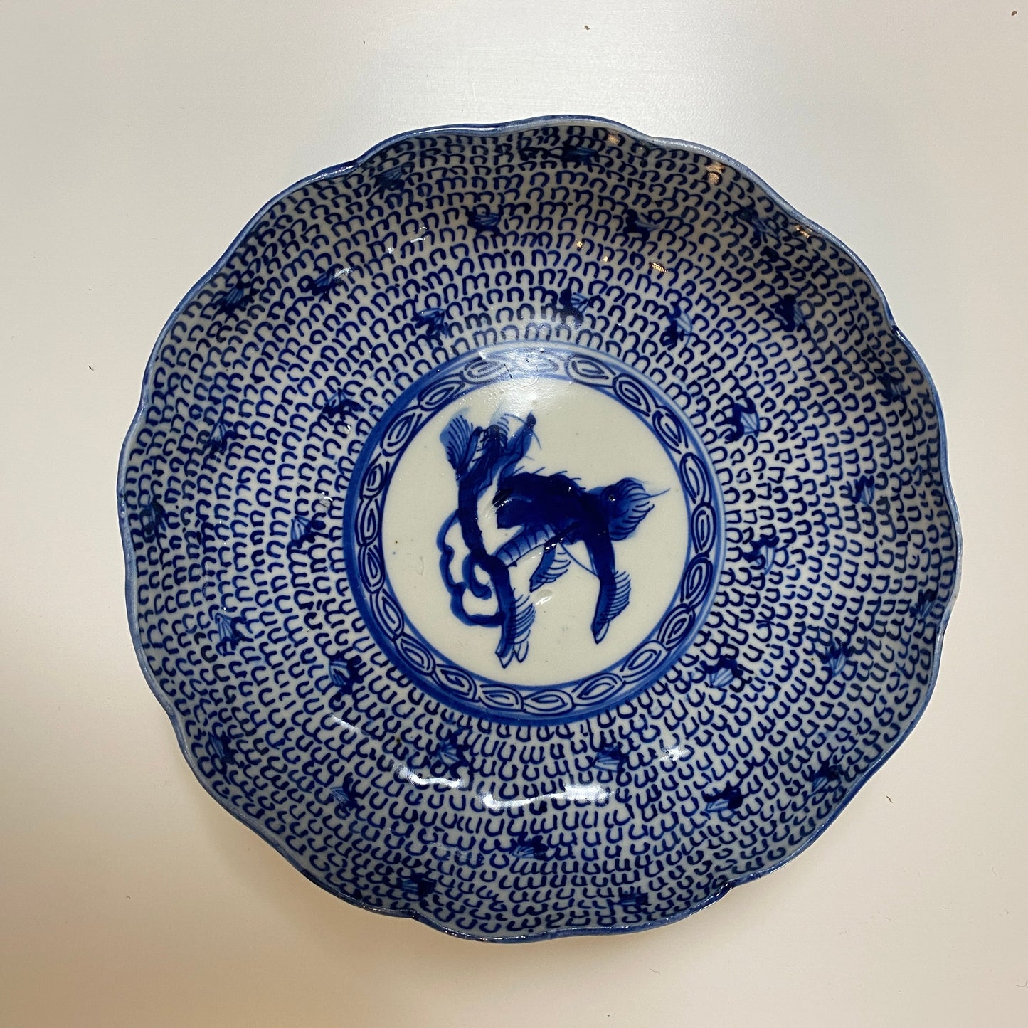 麒麟が描かれた微塵唐草の輪花深皿 - Kotto Shop