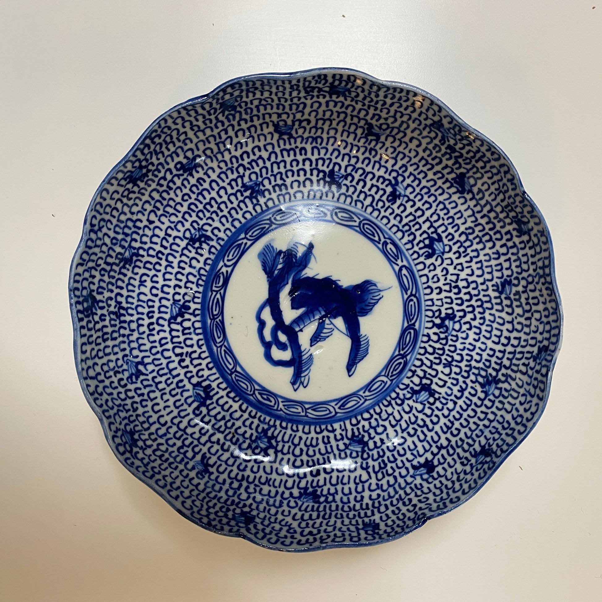 麒麟が描かれた微塵唐草の輪花深皿 - Kotto Shop