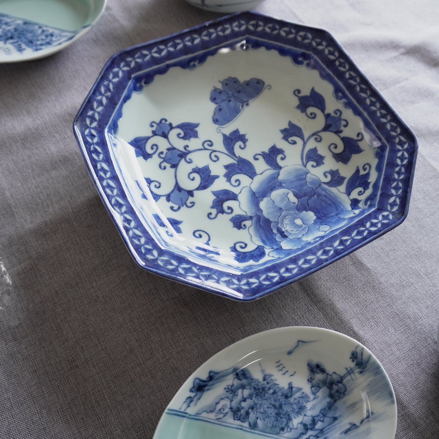 舞う蝶と牡丹が食卓を華やがせる、染付の八角皿 - Kotto Shop