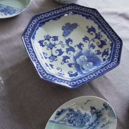 舞う蝶と牡丹が食卓を華やがせる、染付の八角皿 - Kotto Shop