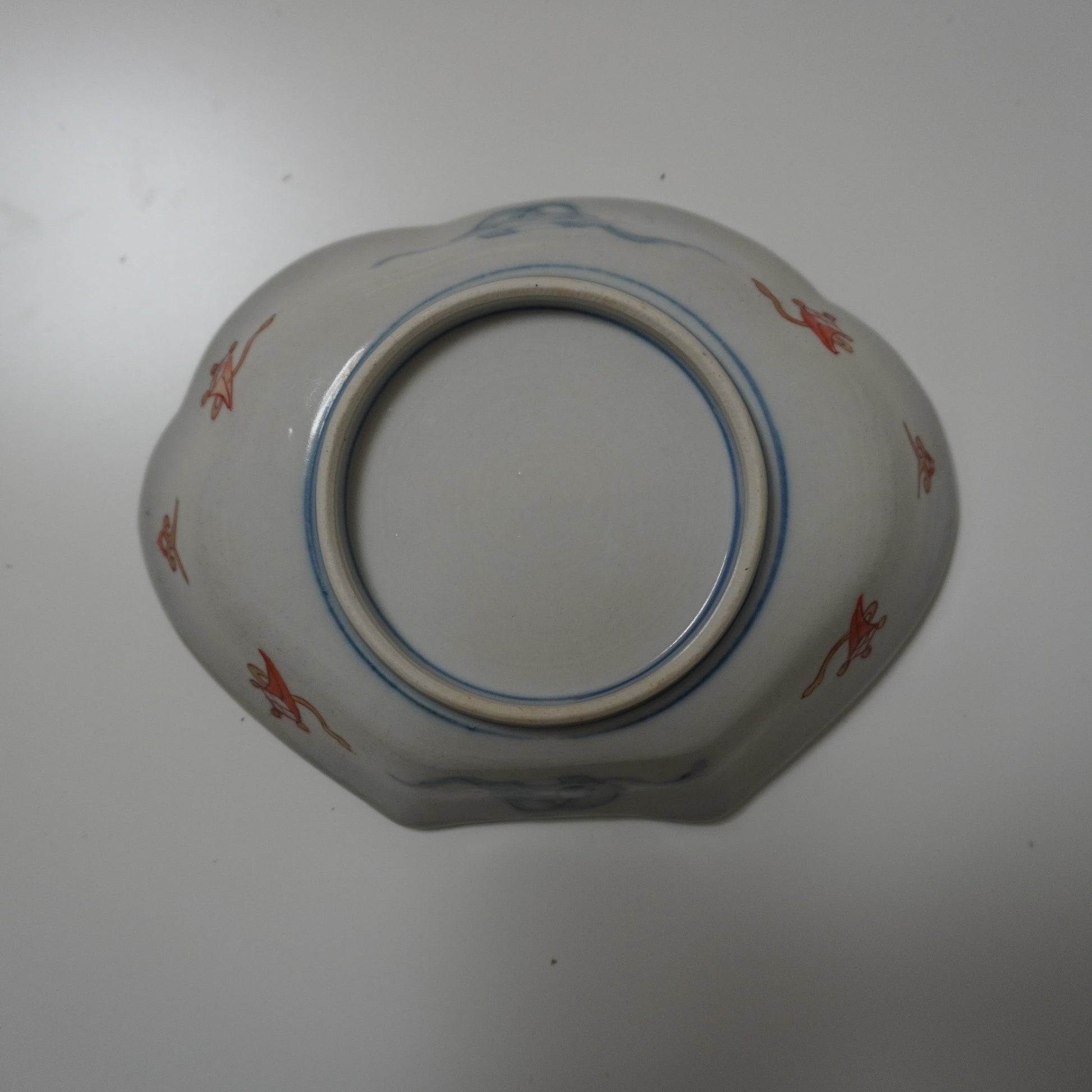 鶴の舞うモダンな変形皿 - Kotto Shop