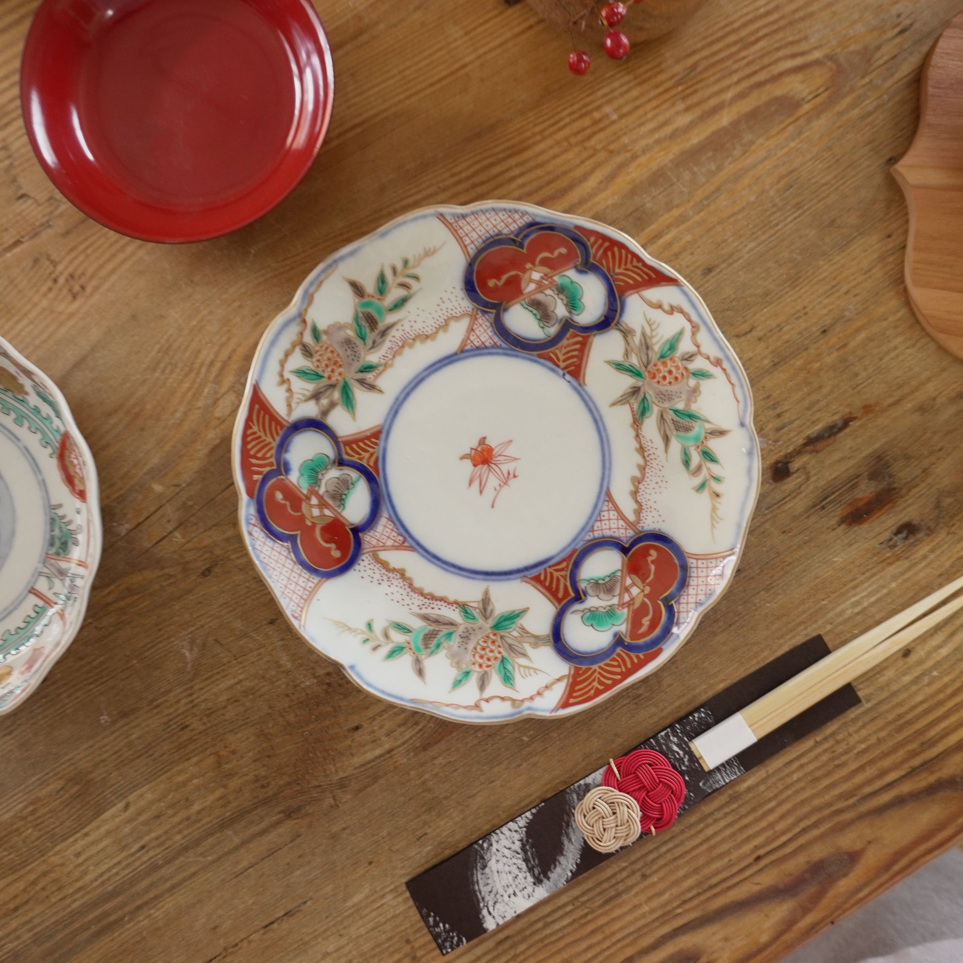 【甘手】余白がちょうどいい松に柘榴中皿 - Kotto Shop