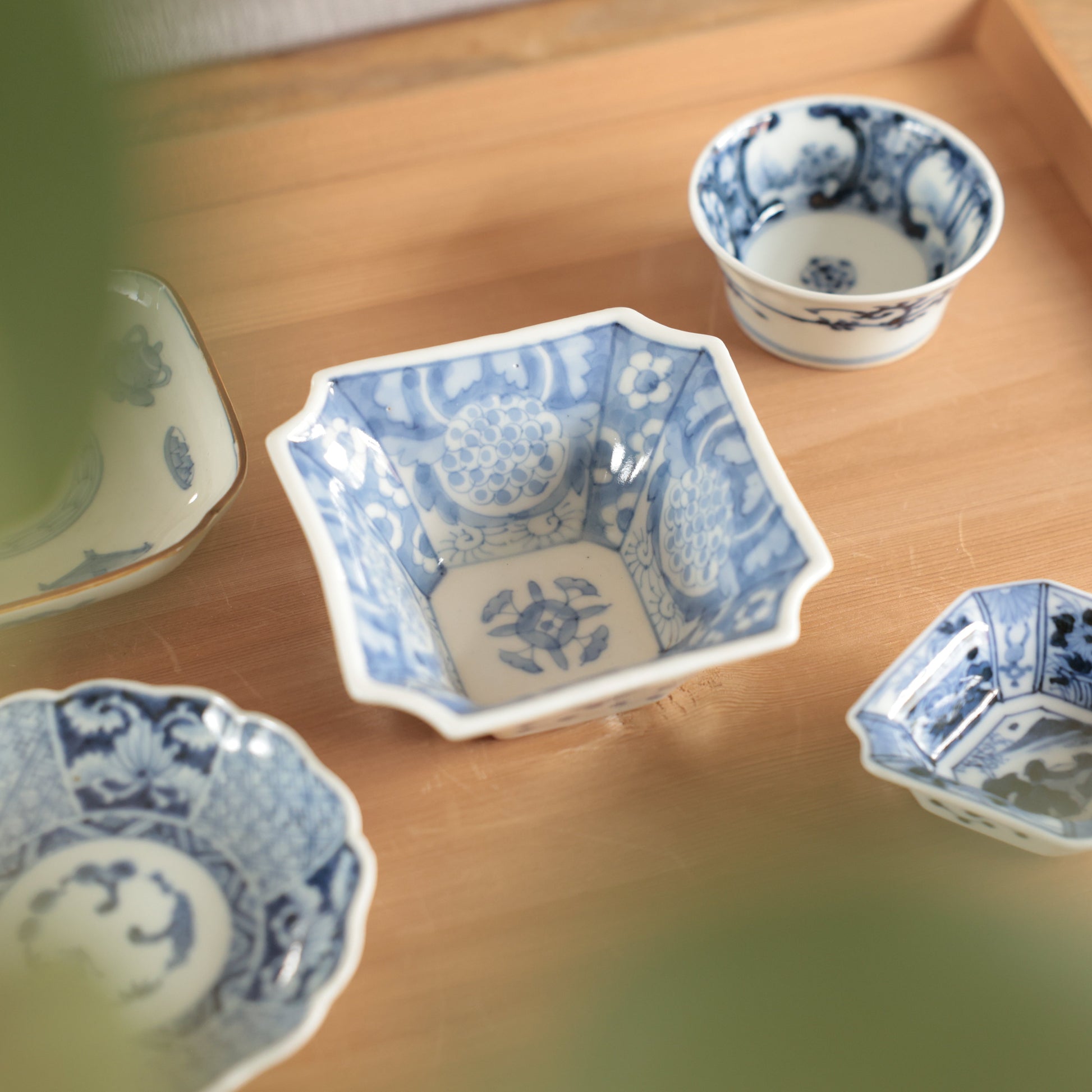 ひらひらと藍の波うつ古伊万里染付小皿 - Kotto Shop