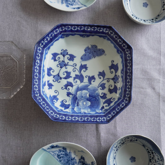 舞う蝶と牡丹が食卓を華やがせる、染付の八角皿 - Kotto Shop