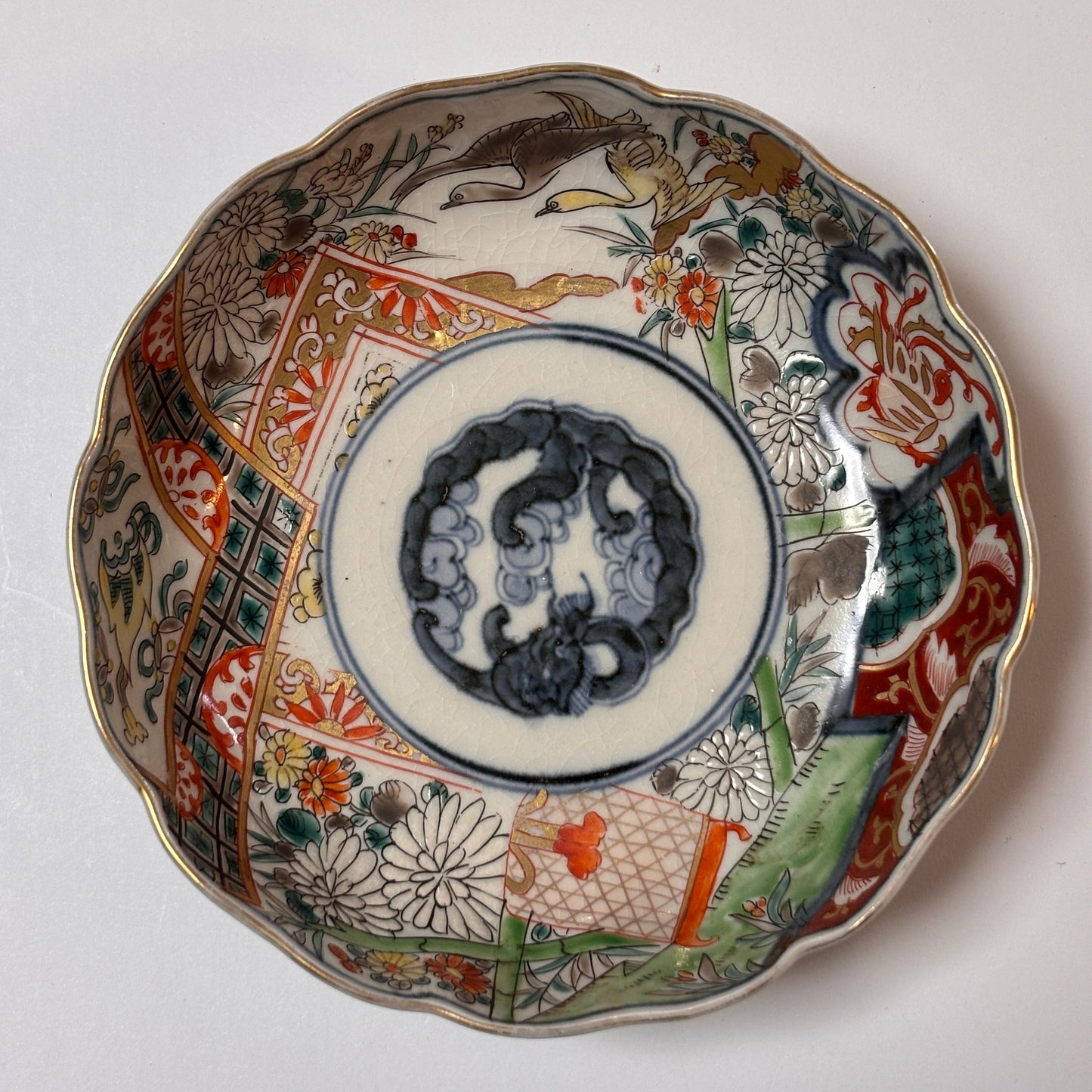 菊と鶴が舞う色絵ます皿（甘手） - Kotto Shop