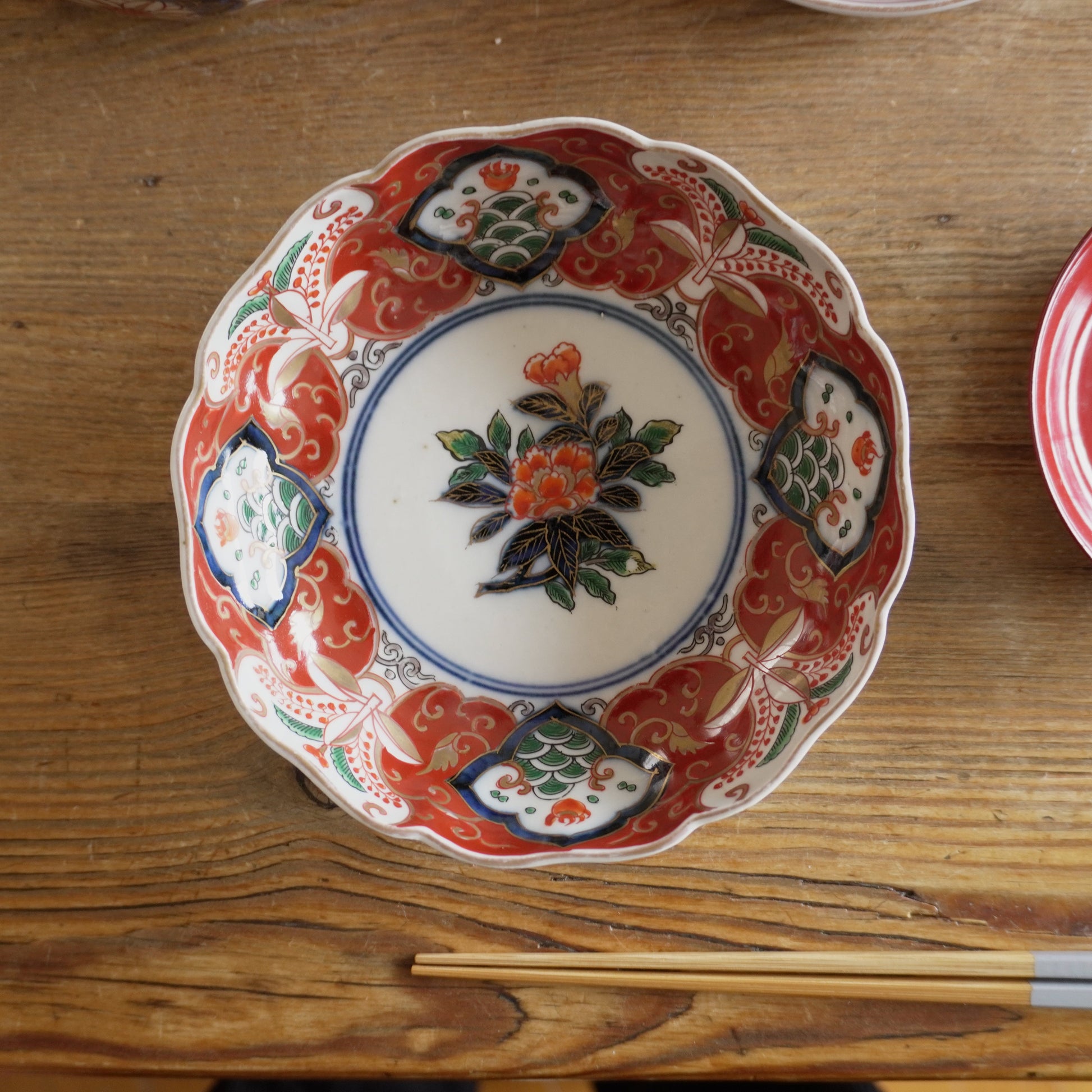 紅の唐草に花ひらく　色絵なます皿 - Kotto Shop