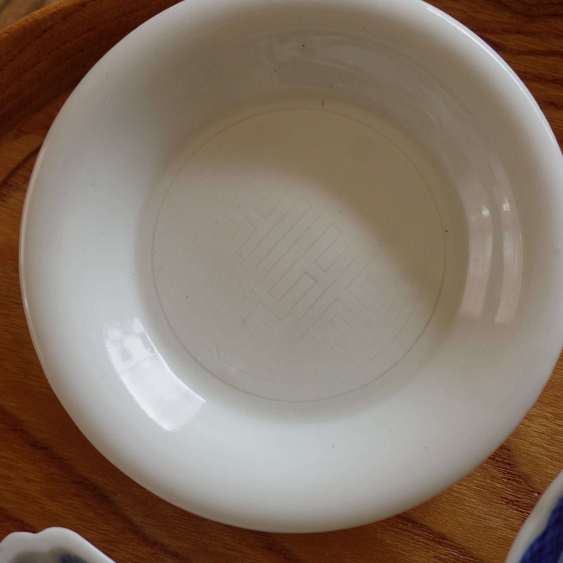 寿の文字が浮かぶ白磁小皿 - Kotto Shop