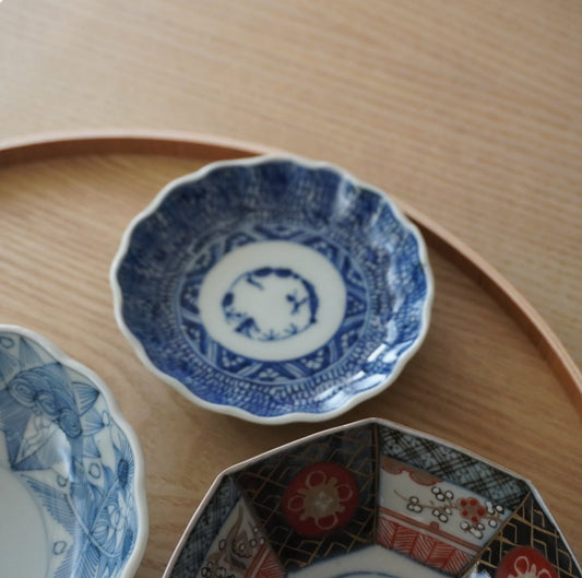微塵唐草が輪郭をなぞる古伊万里小皿 - Kotto Shop