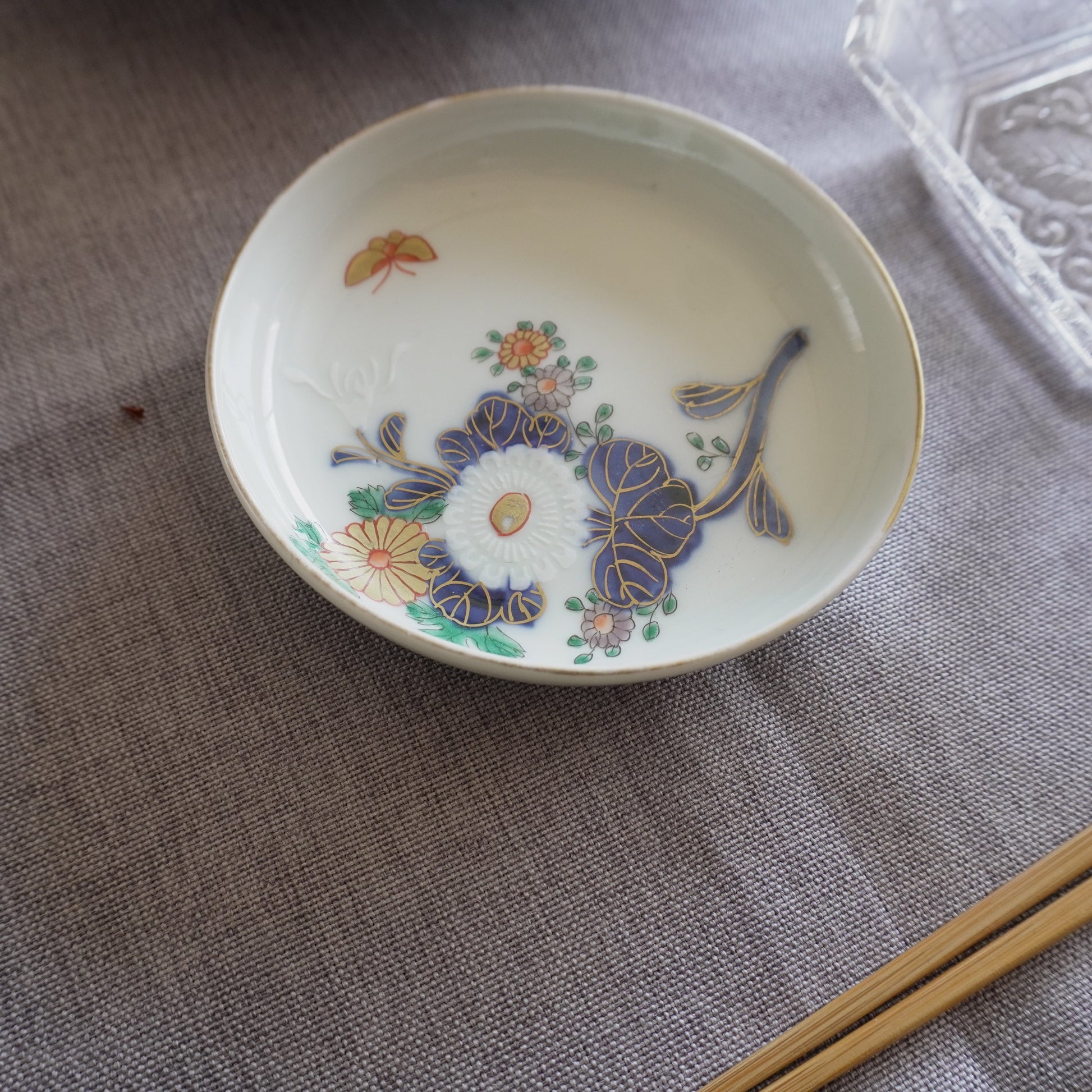 菊に蝶が舞うシンプル小皿 - Kotto Shop