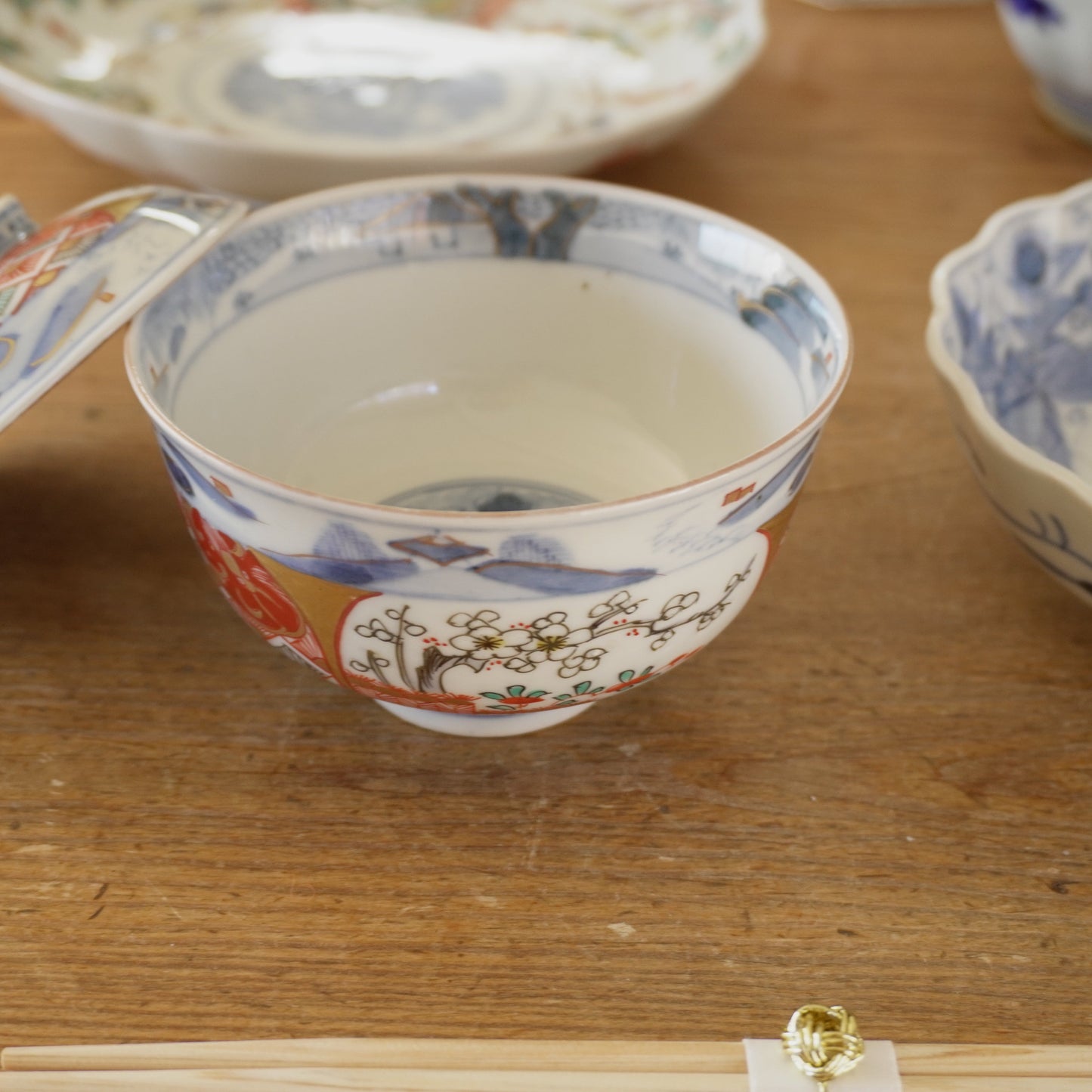 淡い色味の染付と色絵の茶碗 - Kotto Shop