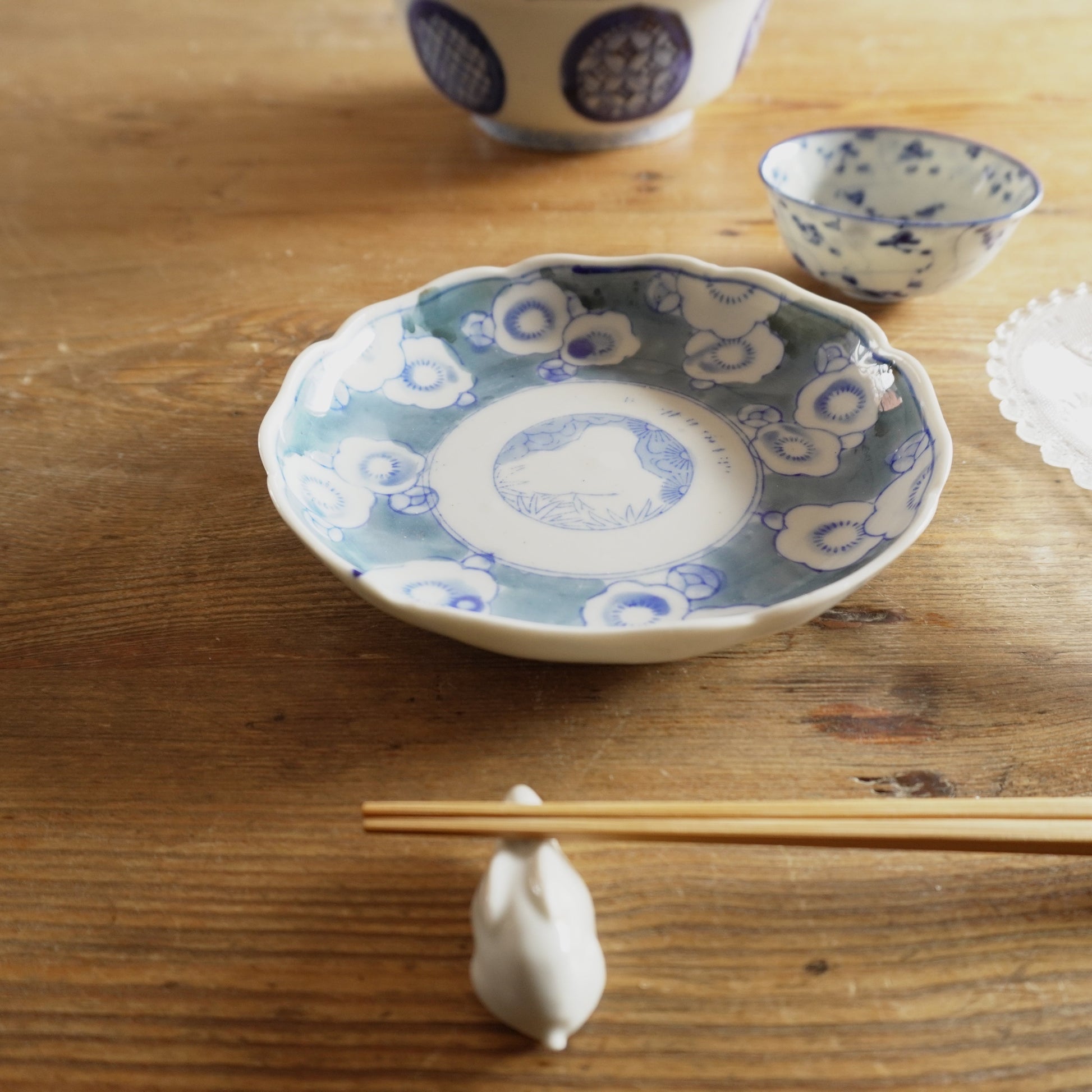 白梅が浮かぶ染付皿 - Kotto Shop