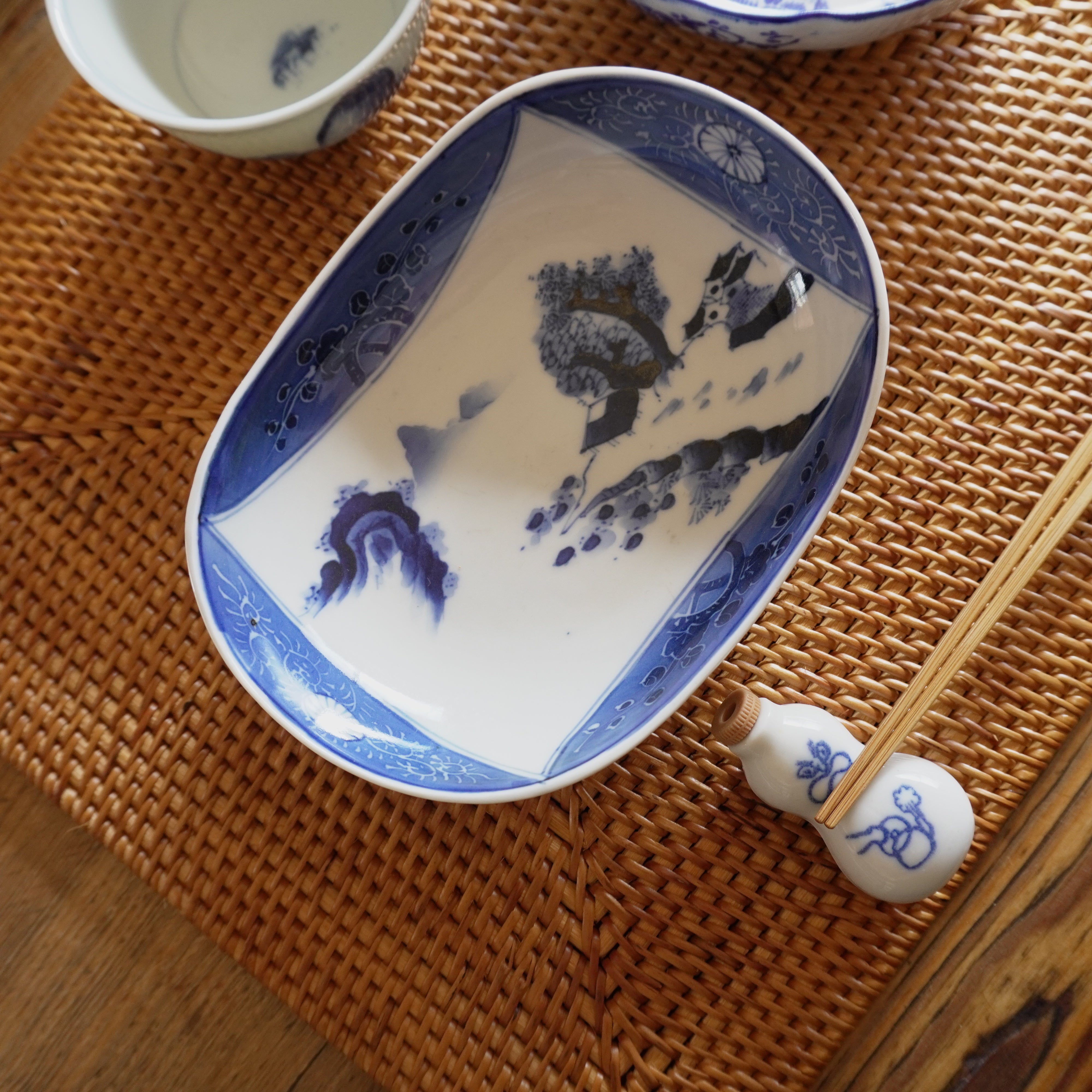 山水図の柔らかな染付楕円皿 – Kotto Shop