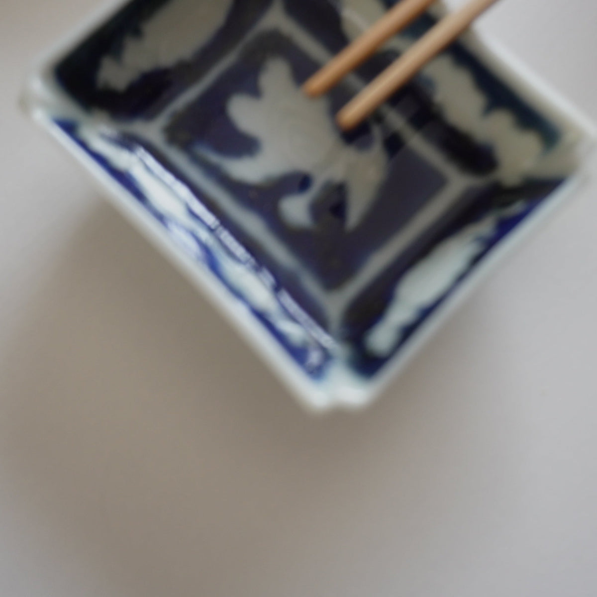 白抜きの鳥が舞う陽刻角豆皿 - Kotto Shop