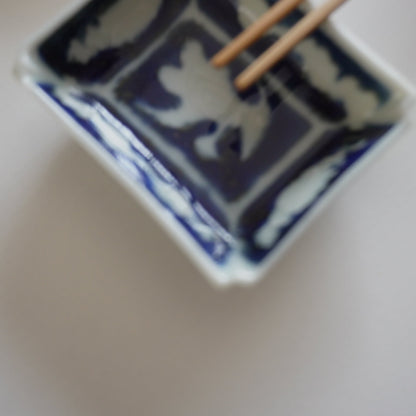 白抜きの鳥が舞う陽刻角豆皿 - Kotto Shop