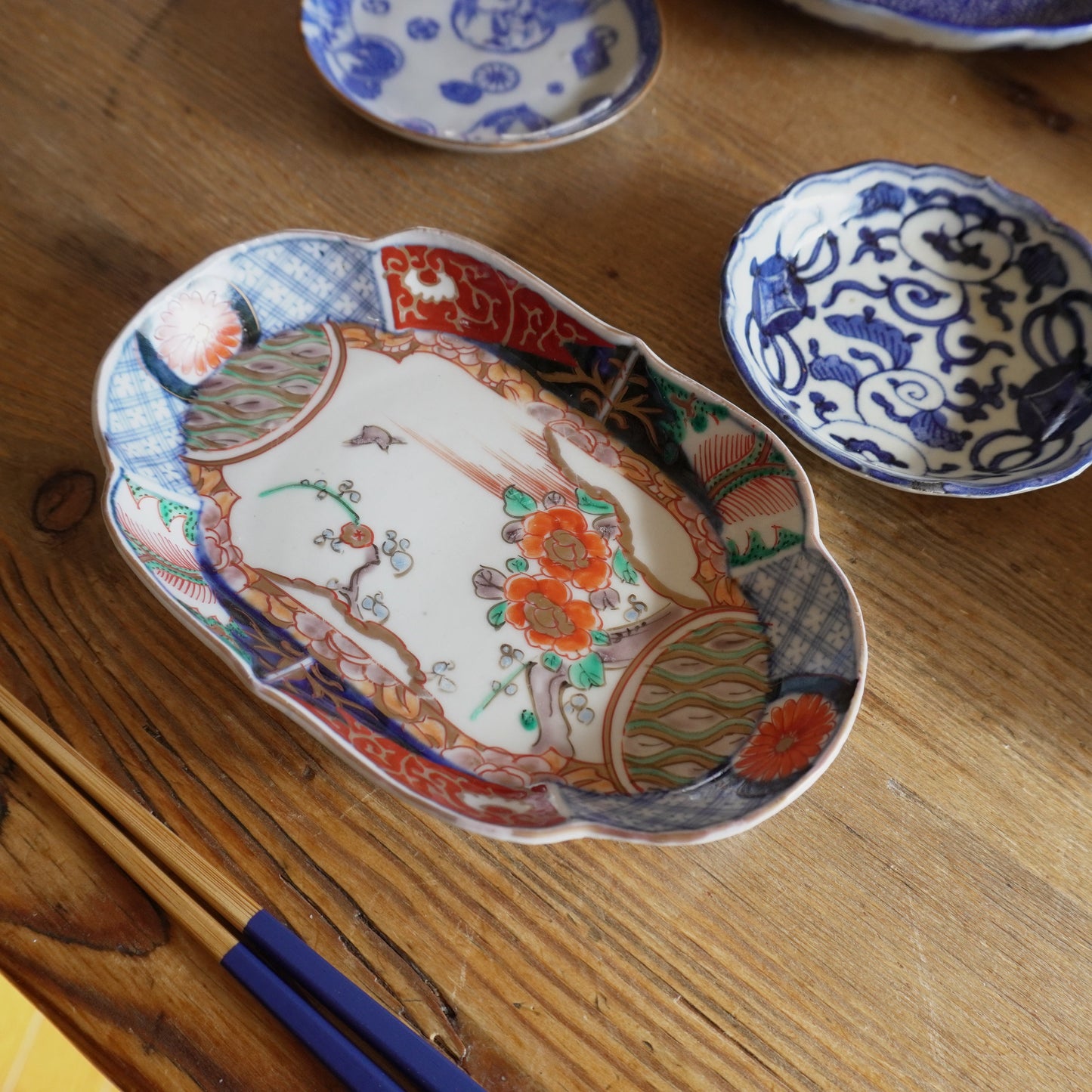 華やかに彩る明治伊万里変形皿 - Kotto Shop