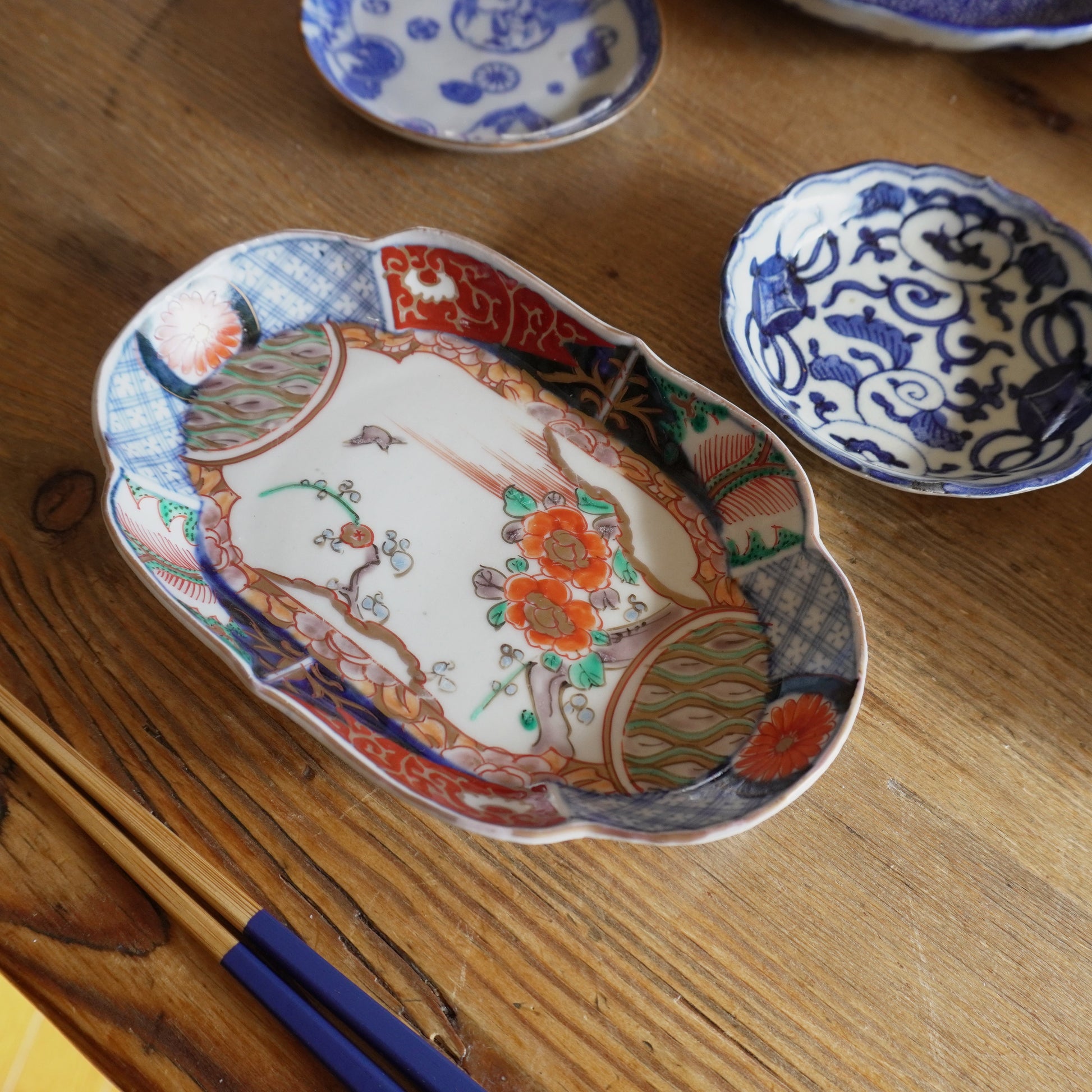 華やかに彩る明治伊万里変形皿 - Kotto Shop