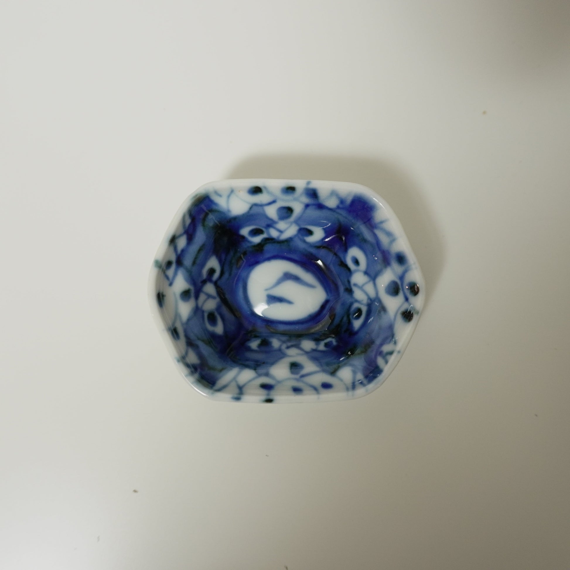 藍のにじみが美しい 六角豆皿 - Kotto Shop