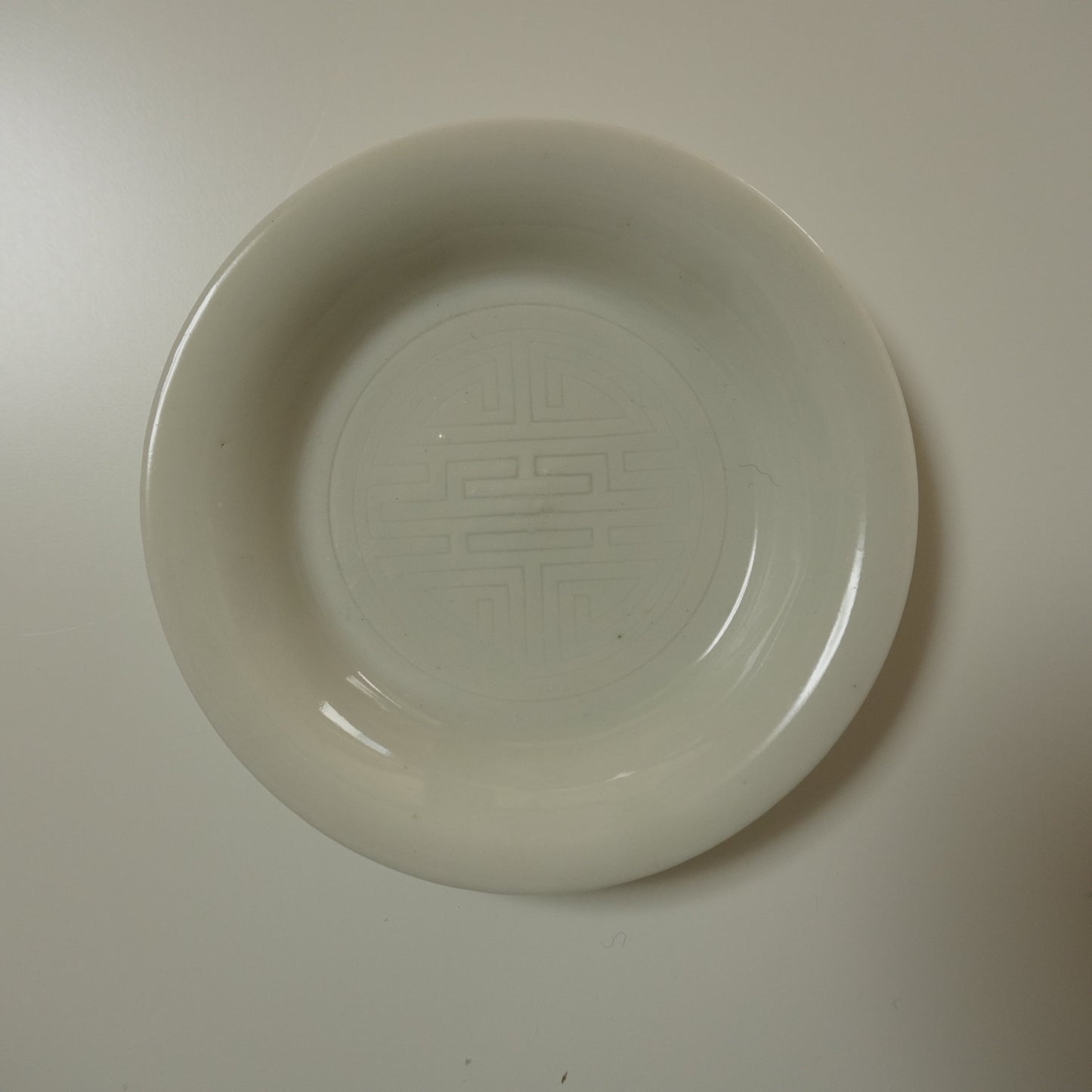 寿の文字が浮かぶ白磁小皿 - Kotto Shop