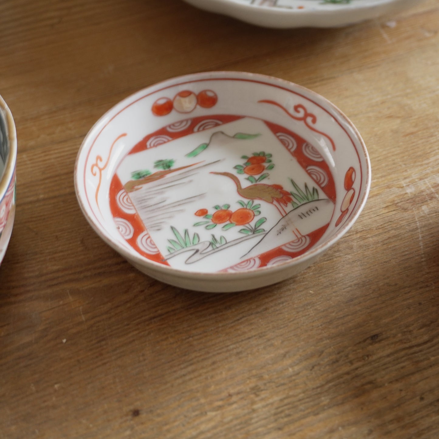 山水に鶴を望む 赤絵小皿 - Kotto Shop