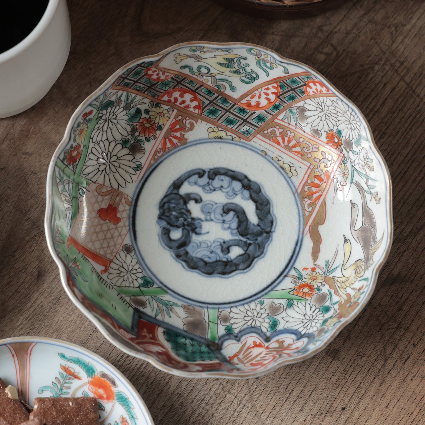 菊と鶴が舞う色絵ます皿（甘手） - Kotto Shop