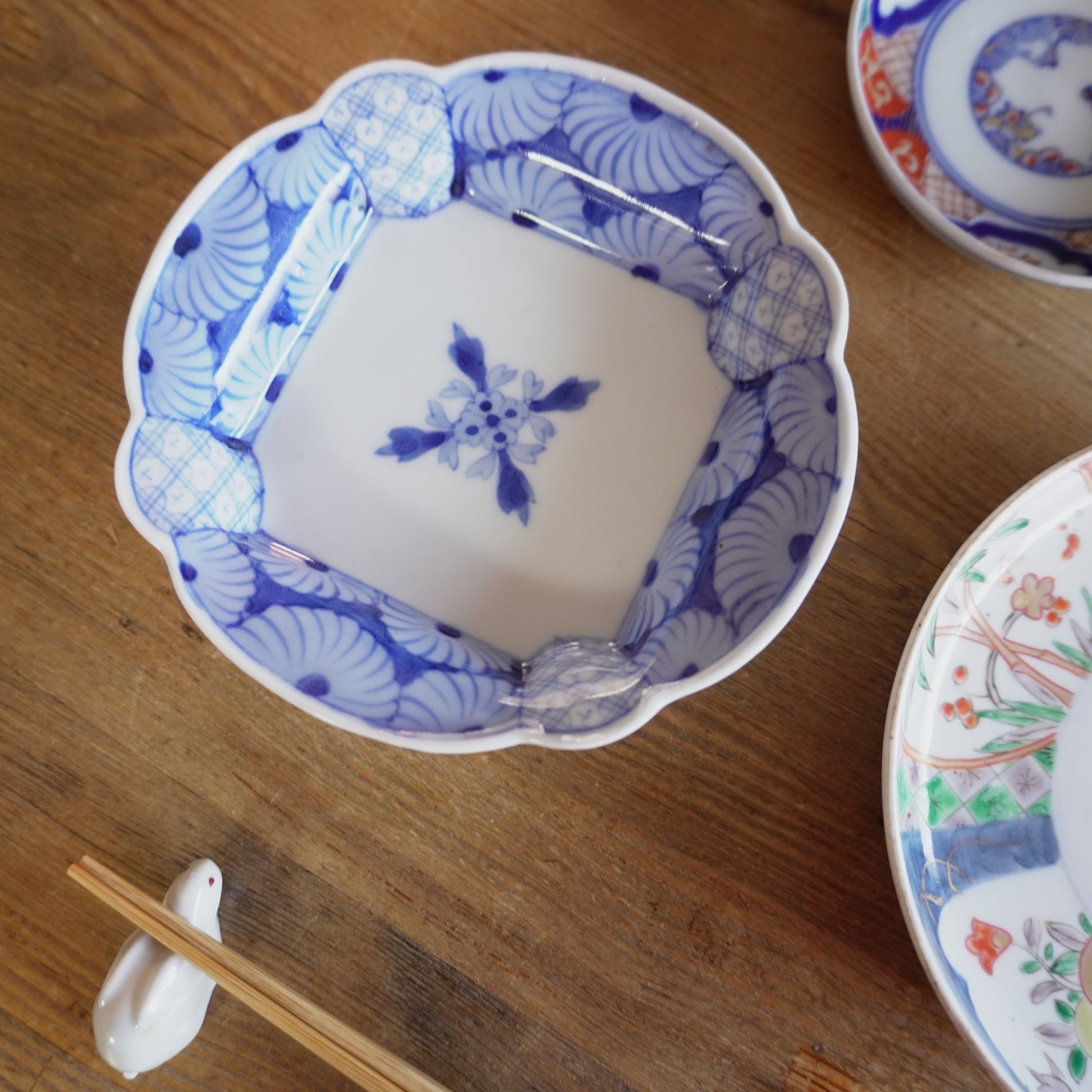 映える菊花文様の染付変形皿 - Kotto Shop