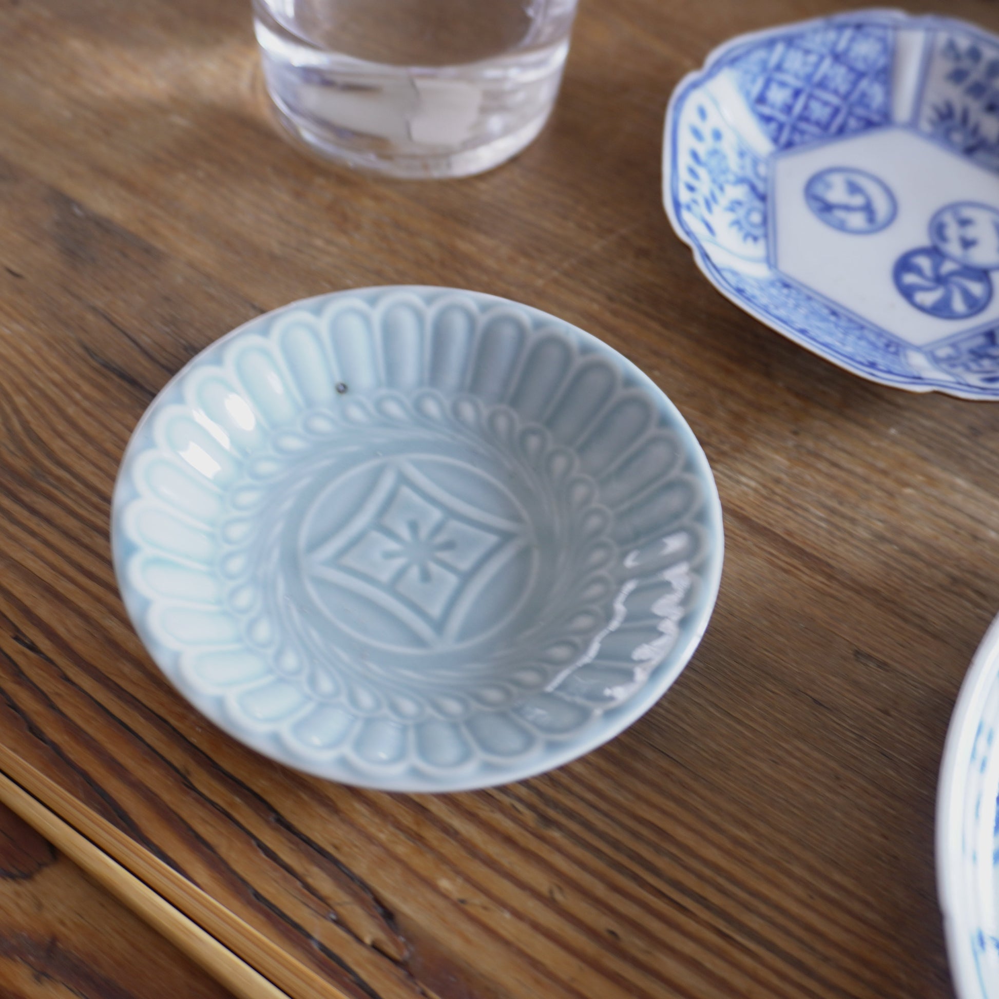 淡く澄んだ水色の陽刻小皿 - Kotto Shop