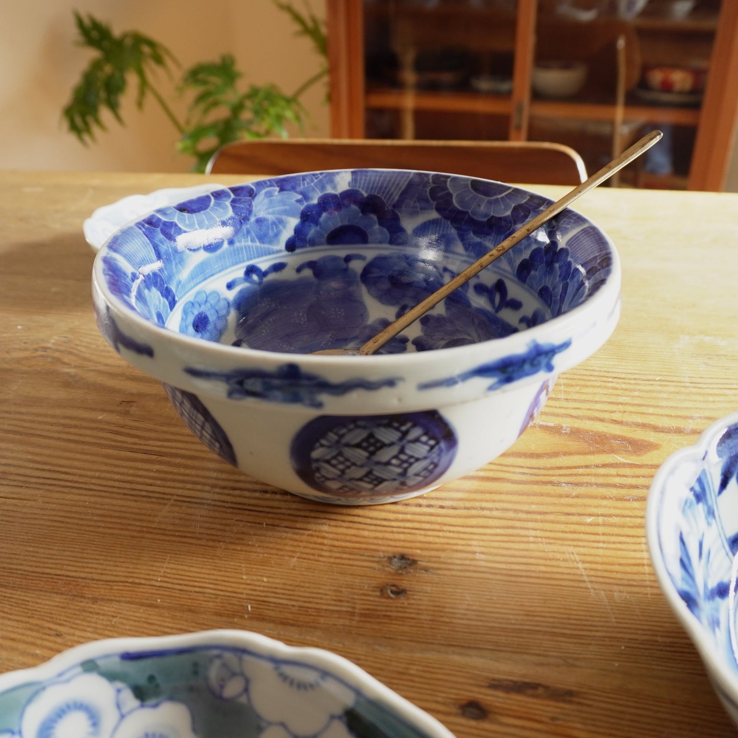 咲きこぼれる牡丹の染付鉢 - Kotto Shop