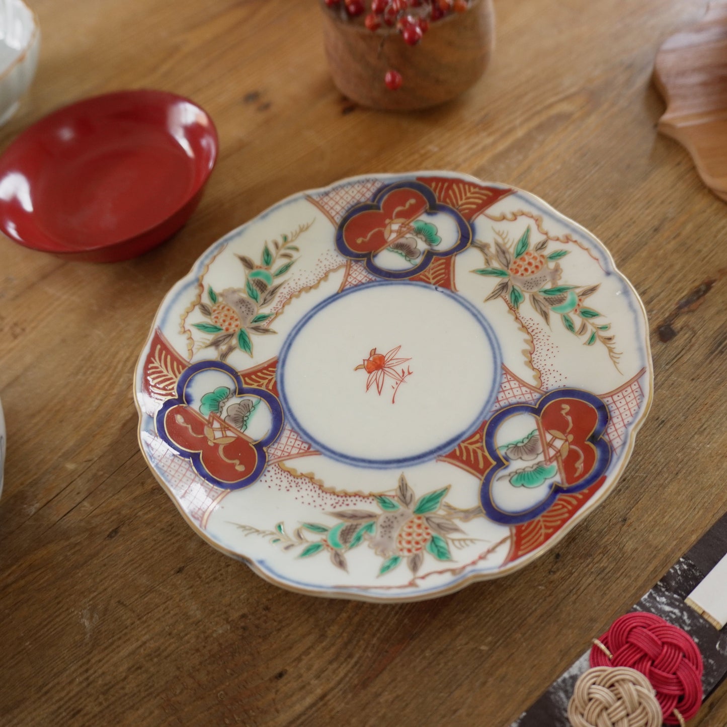 【甘手】余白がちょうどいい松に柘榴中皿 - Kotto Shop